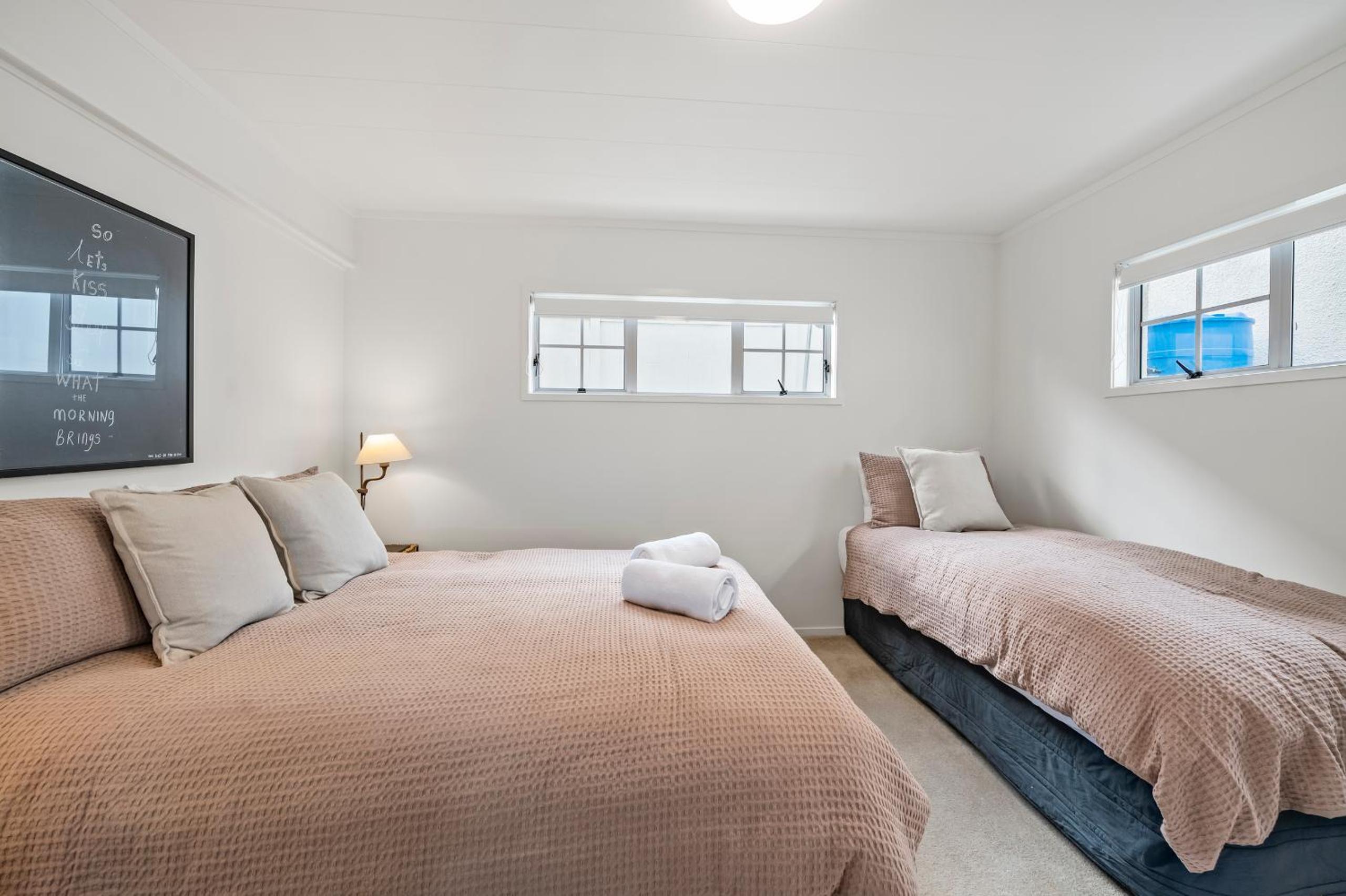 Five-Bedroom House photo 1