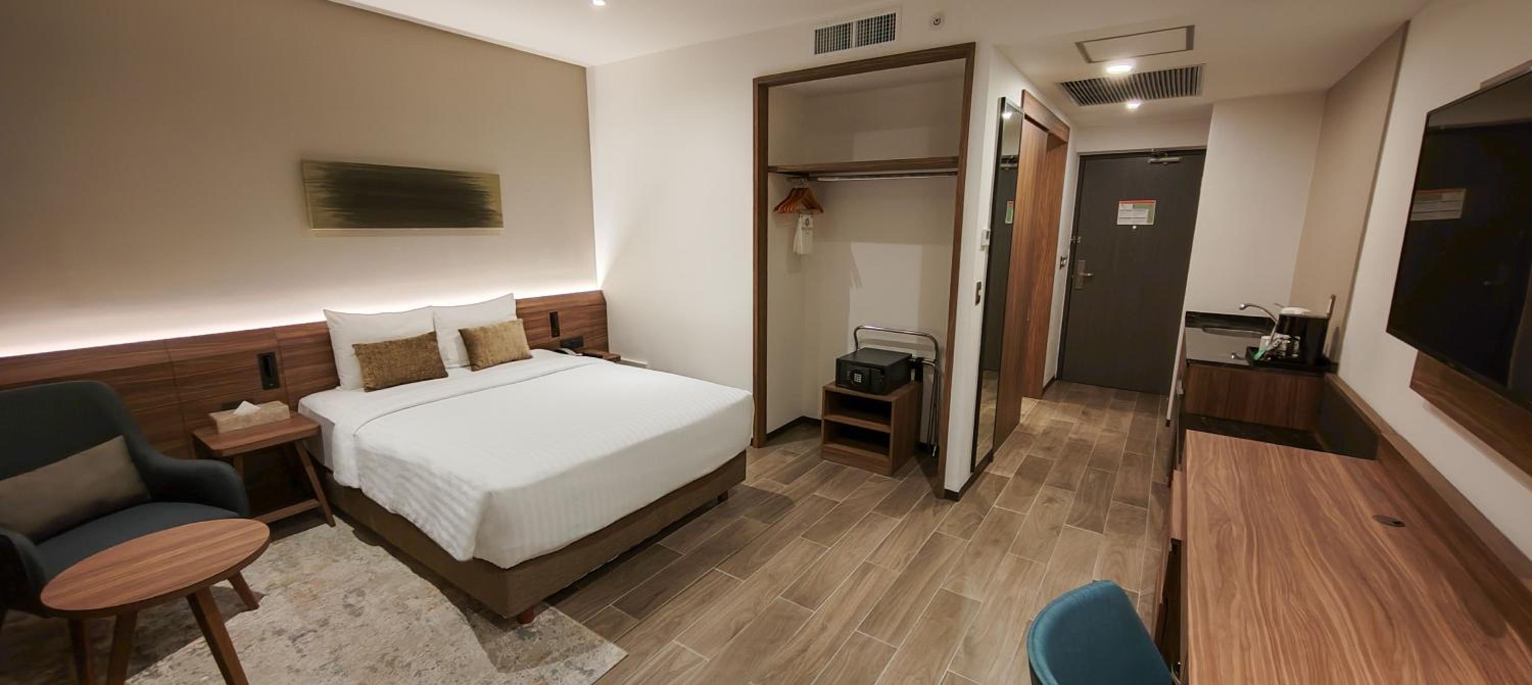 Deluxe Queen Room - Photo 1