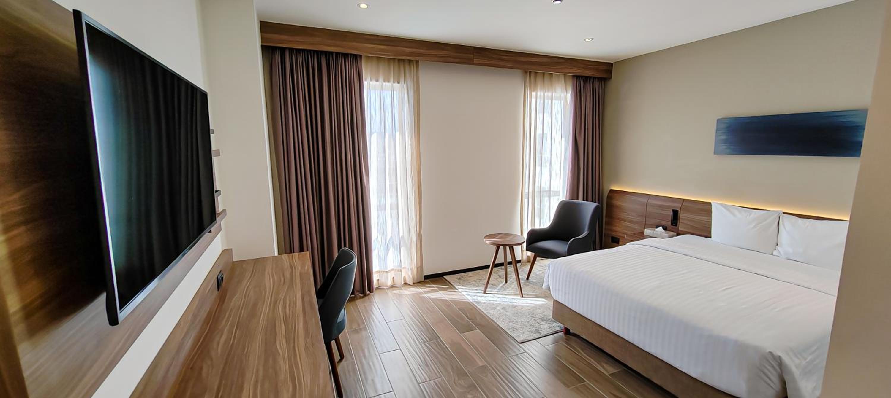 Deluxe Queen Room - Photo 2