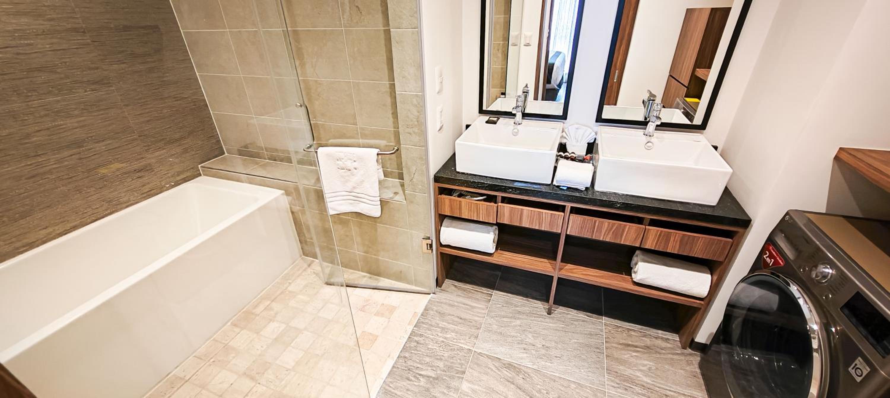 Superior King Suite - Photo 2