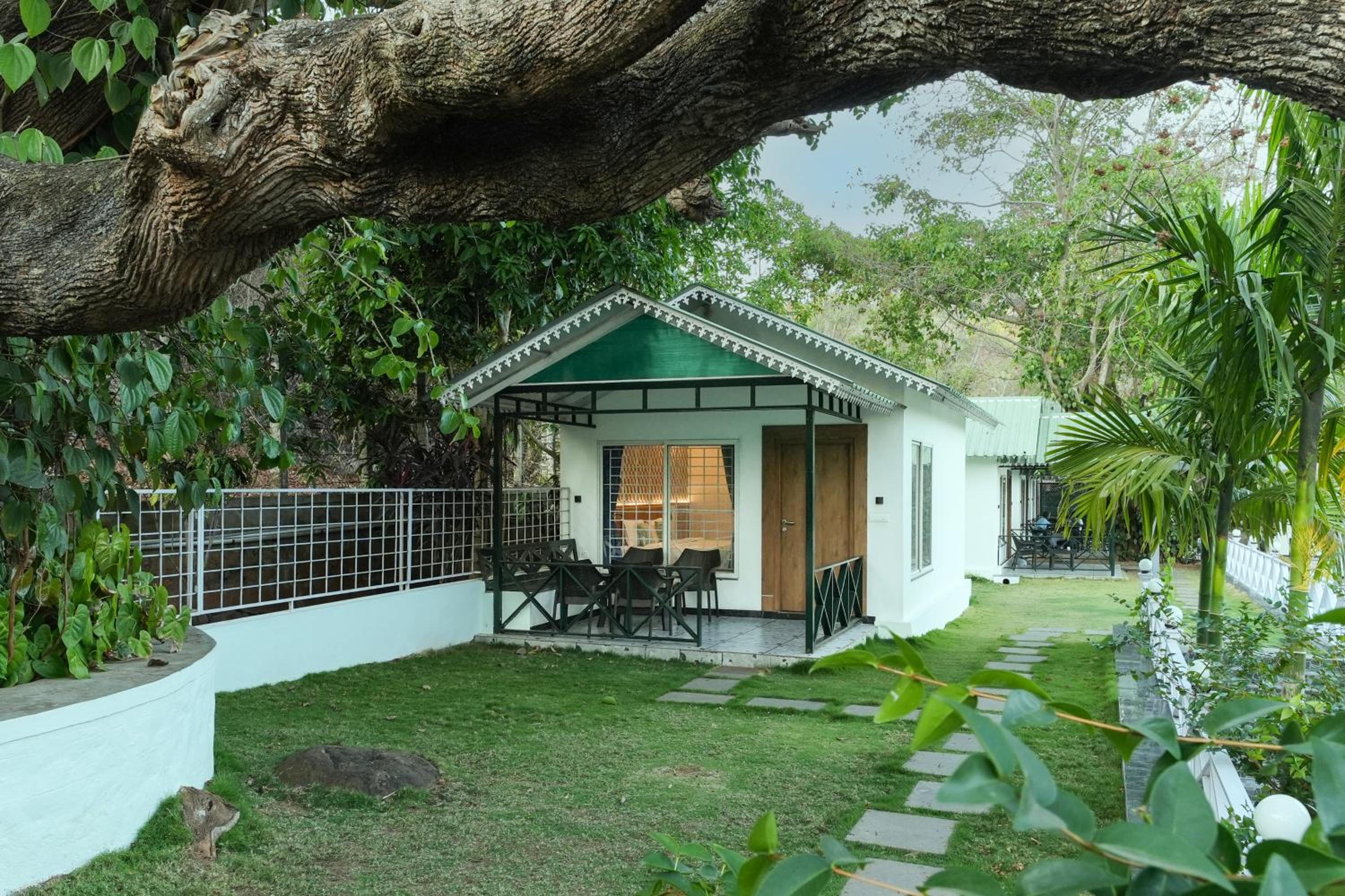 Private Cottage - King Bed - Pool view - Sitout - Photo 7