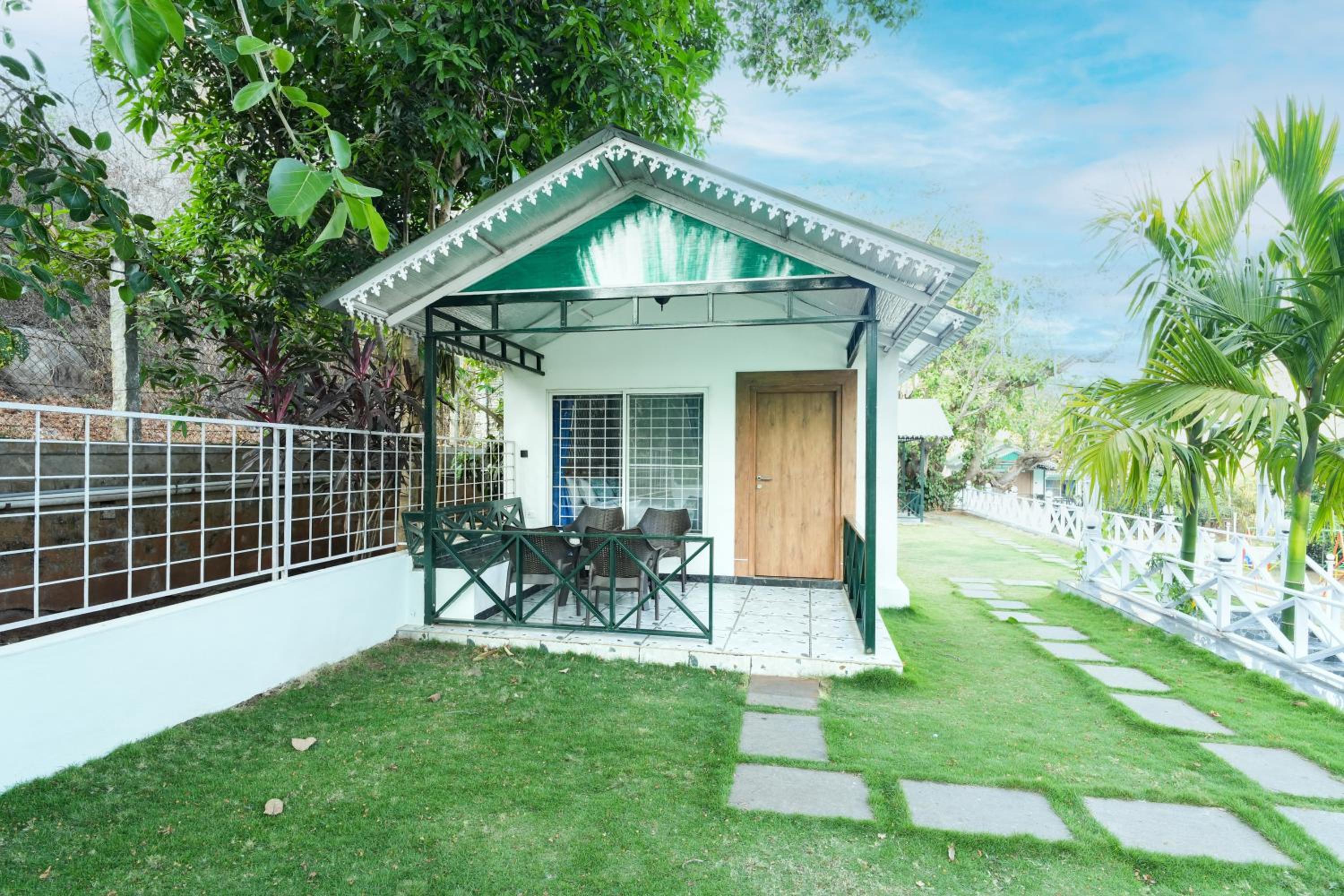 Private Cottage - King Bed - Pool view - Sitout - Photo 4