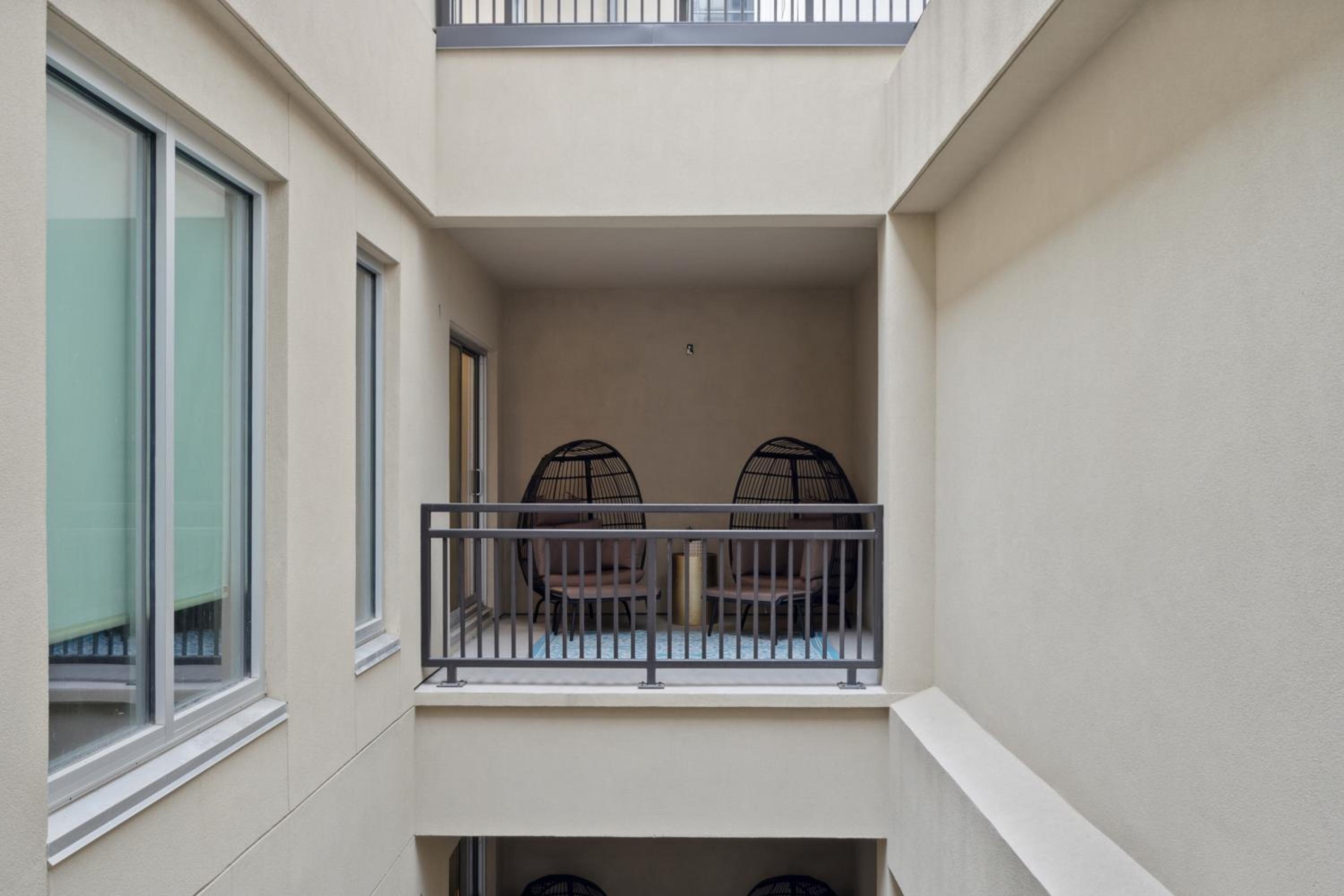 Five-Bedroom Deluxe Apartment