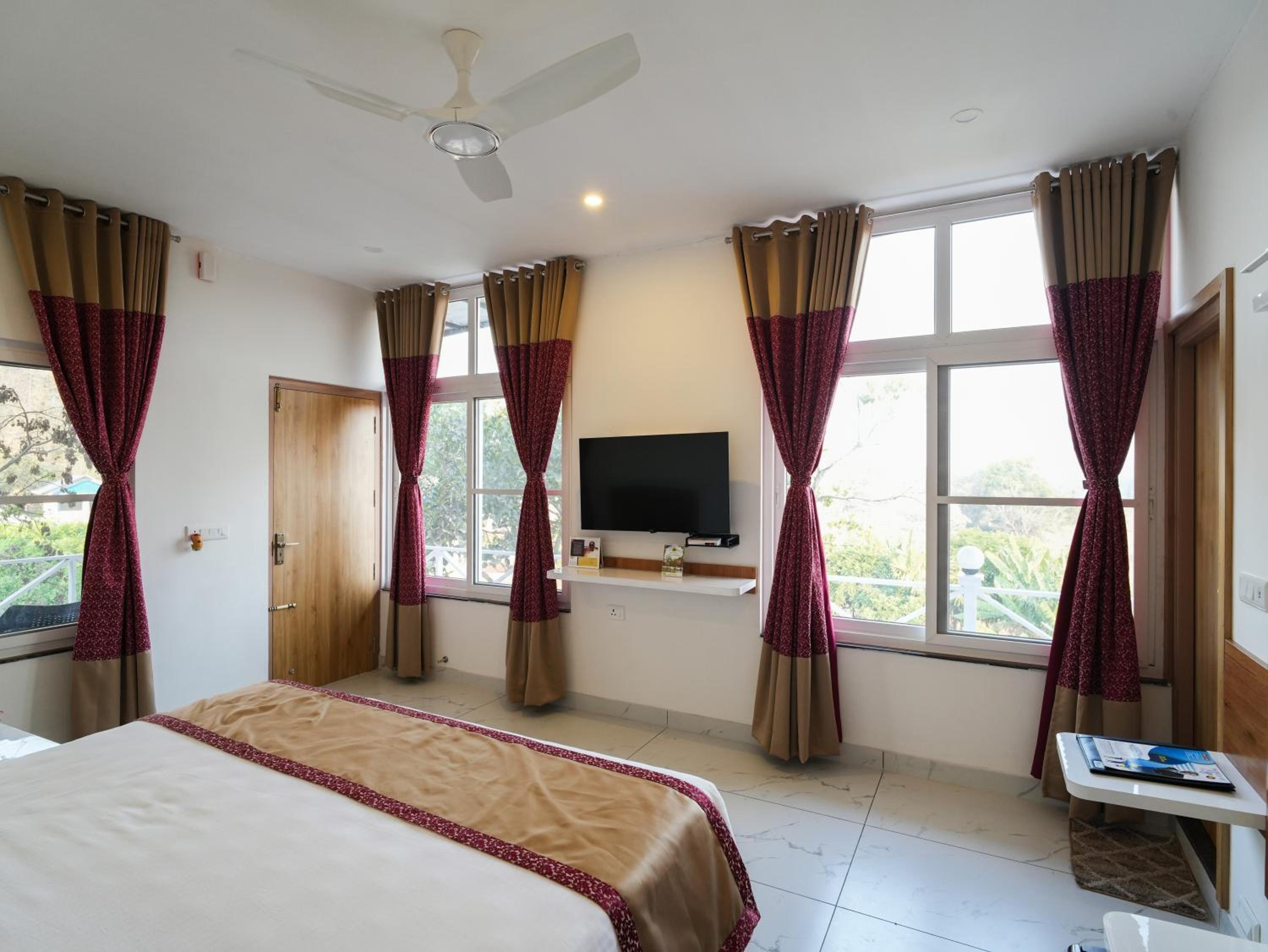 Club Room - King & Sofa Bed - Exclusive Sitout - Photo 3