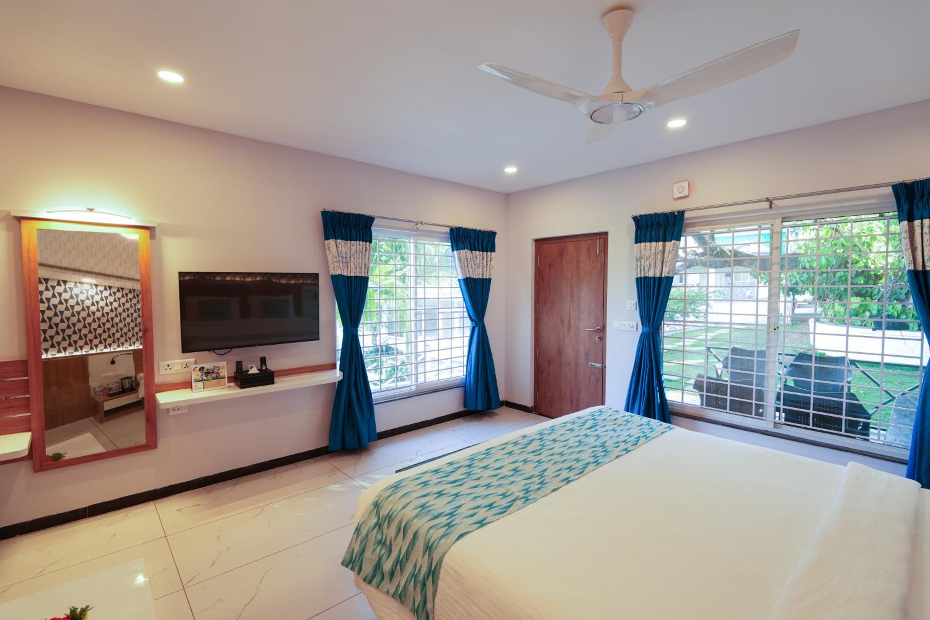 Private Cottage - King Bed - Pool view - Sitout - Photo 1