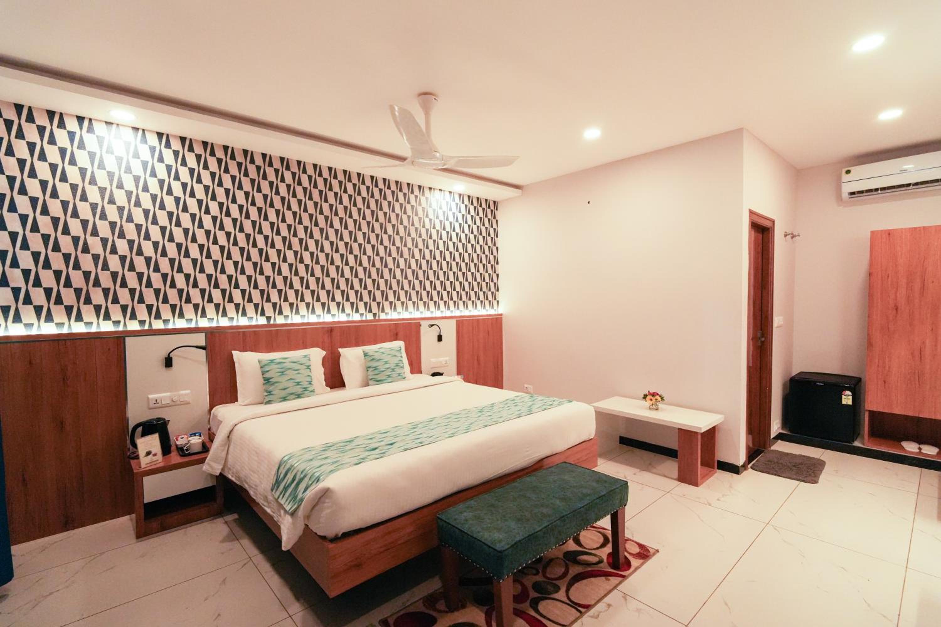 Private Cottage - King Bed - Pool view - Sitout - Photo 3
