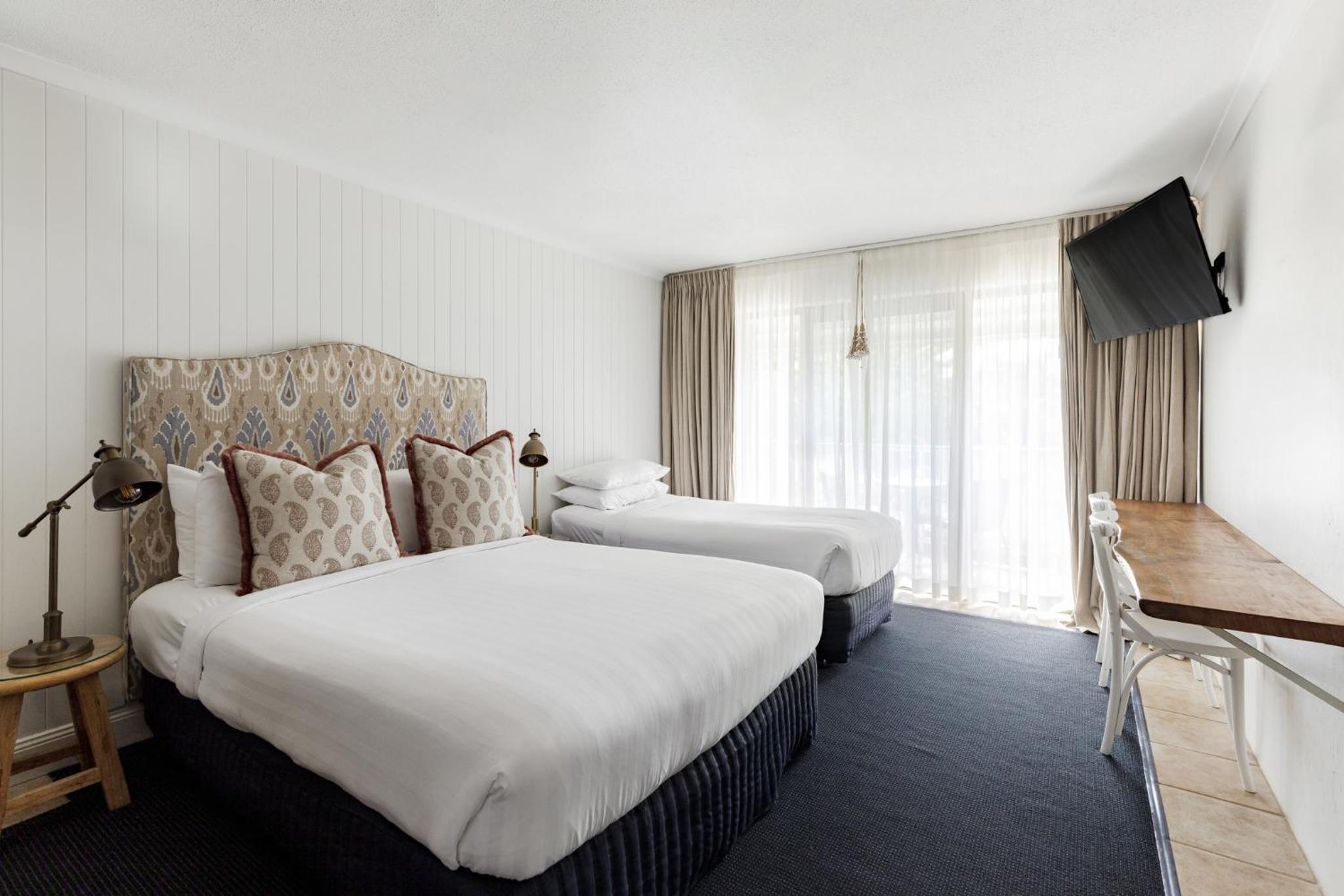 Deluxe Queen & Single Room - Photo 3