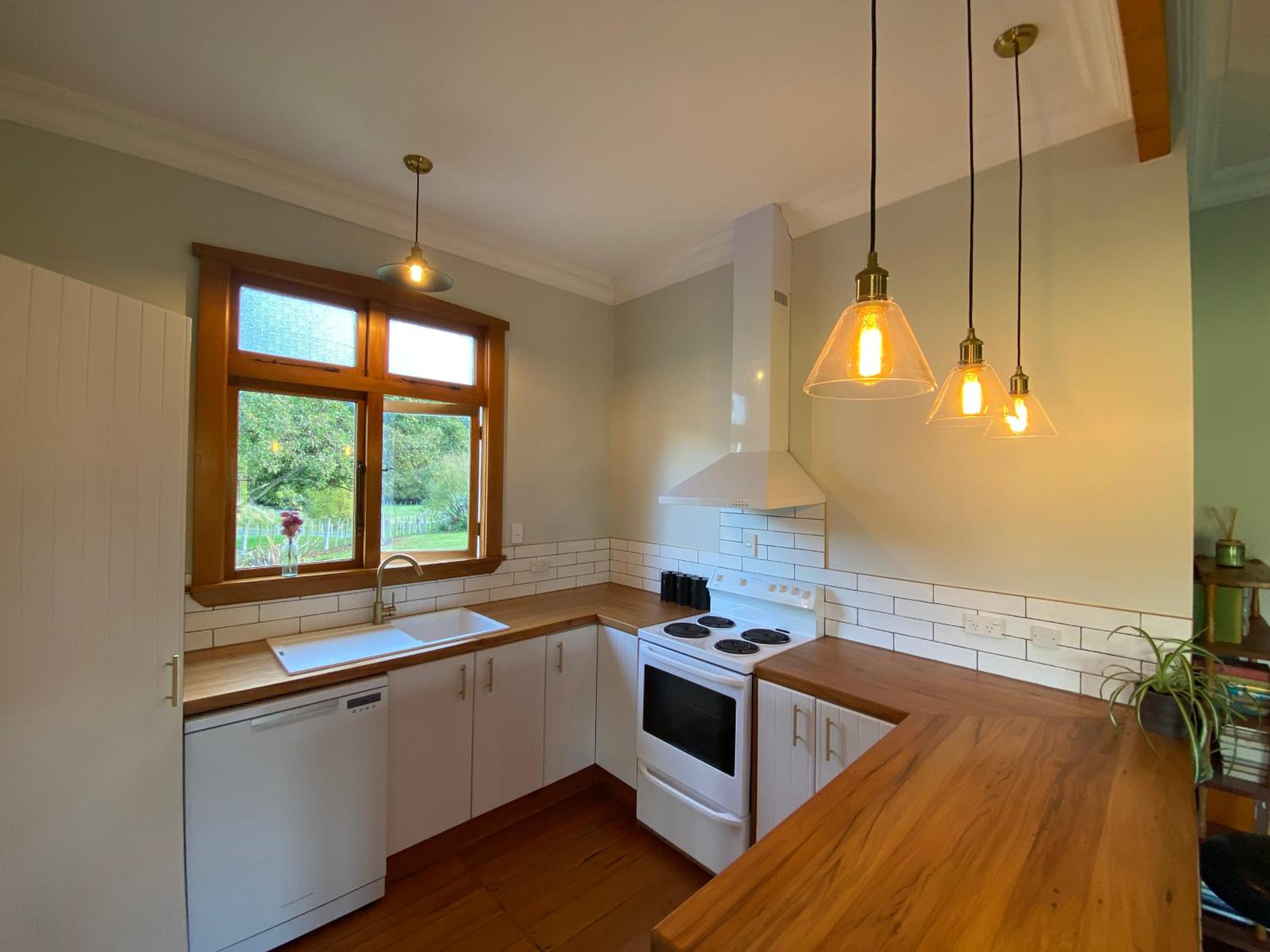 Three-Bedroom Bungalow - Photo 5