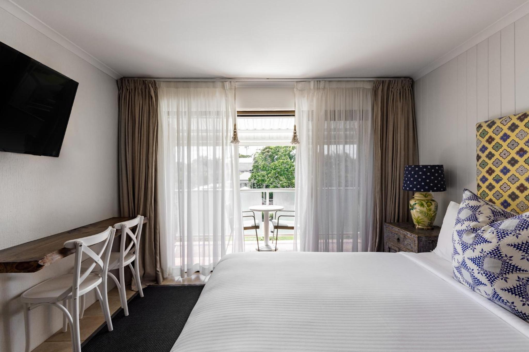 Deluxe Queen Room - Photo 12