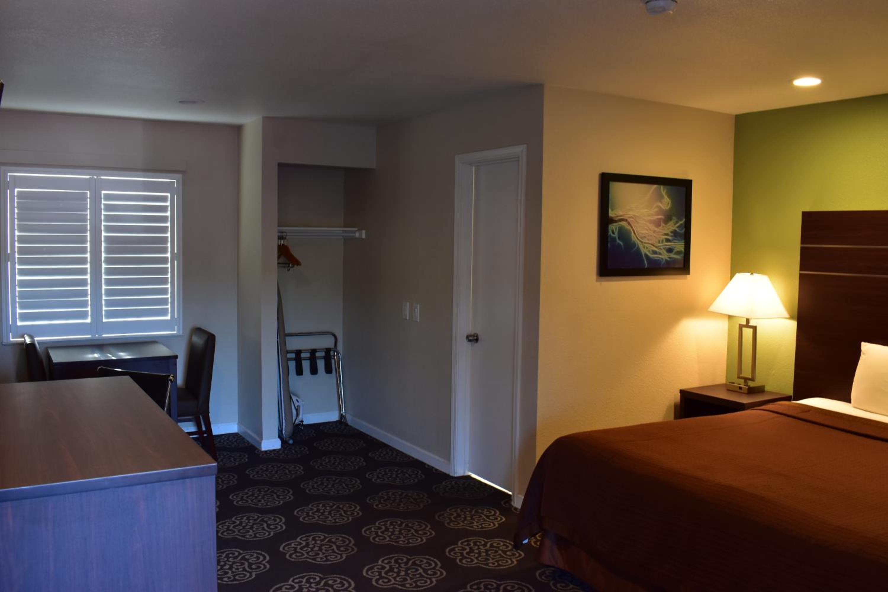 Deluxe King Room - Non-Smoking photo 3