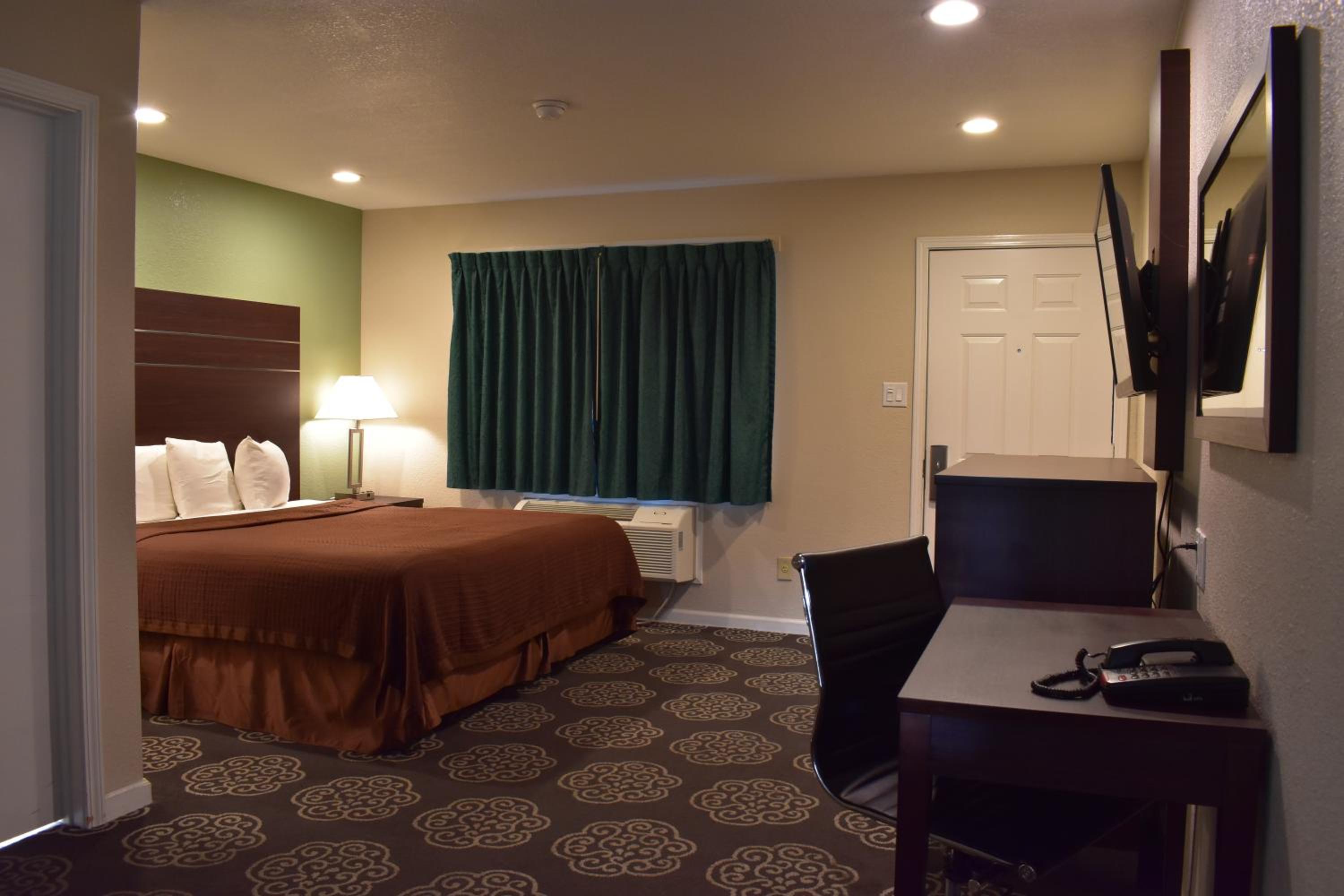 Deluxe King Room - Non-Smoking photo 2