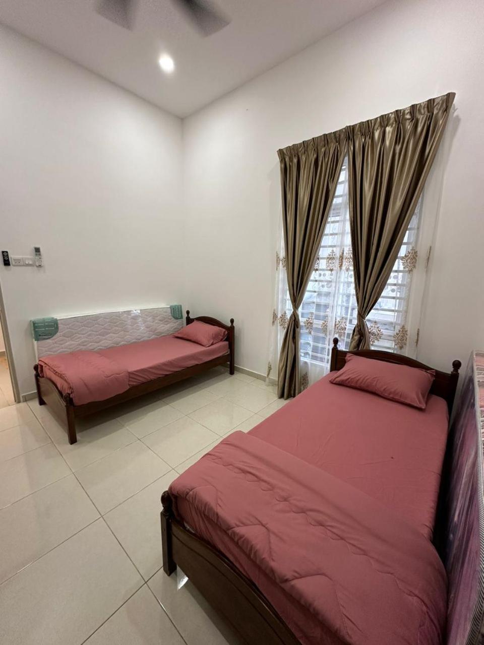 Five-Bedroom House photo 2