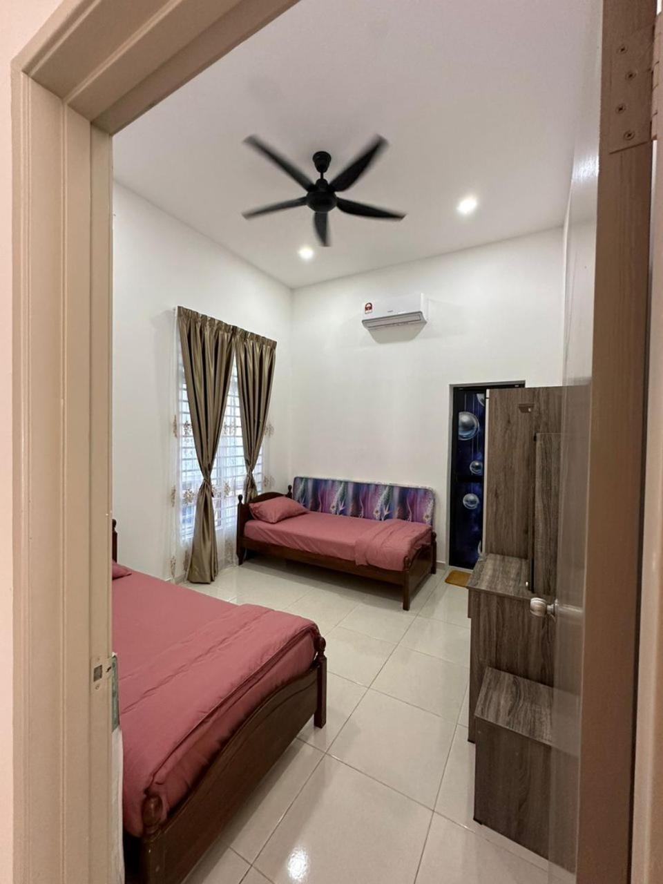 Five-Bedroom House photo 3