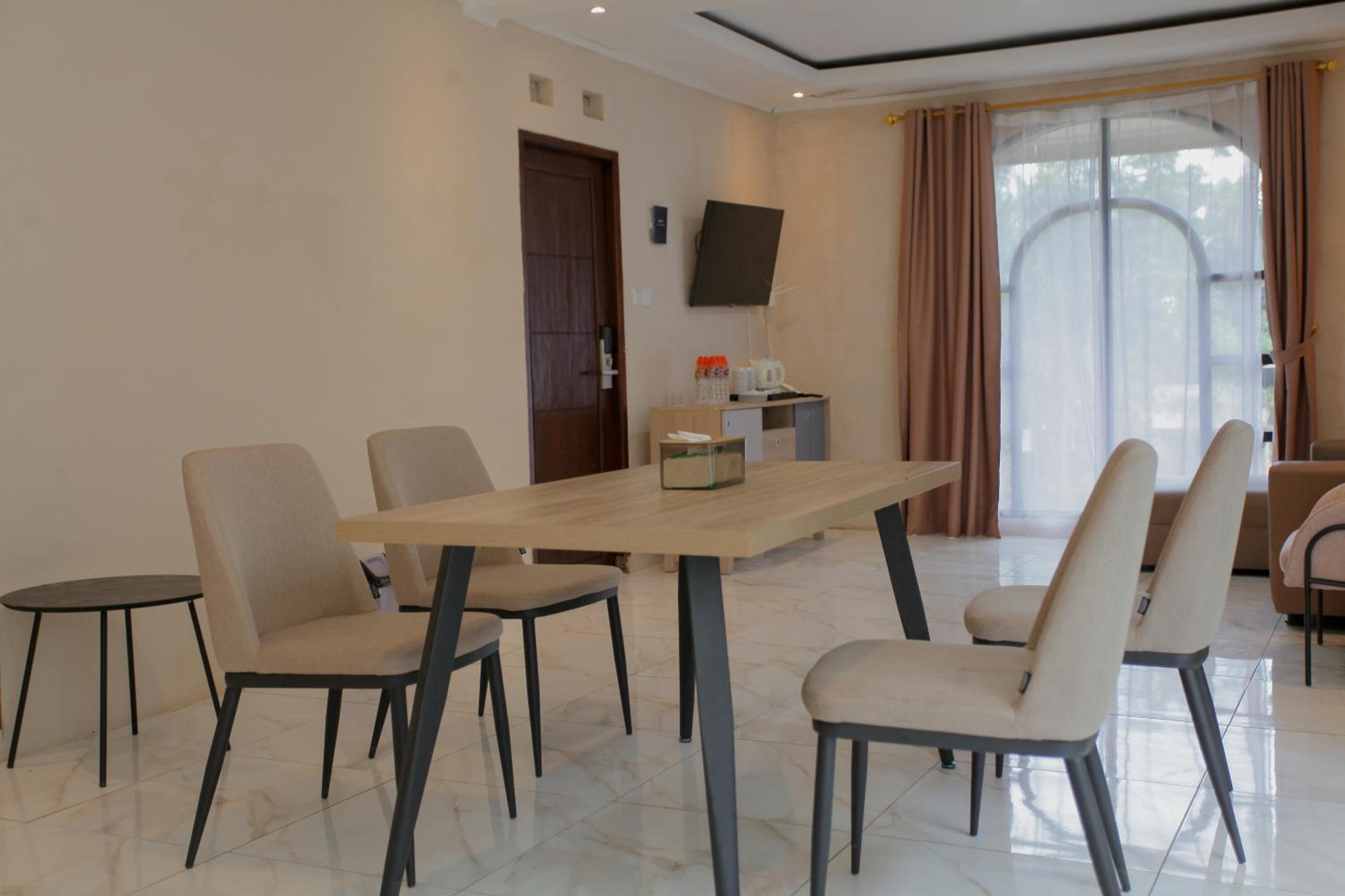 Standard Family Room - Photo 5