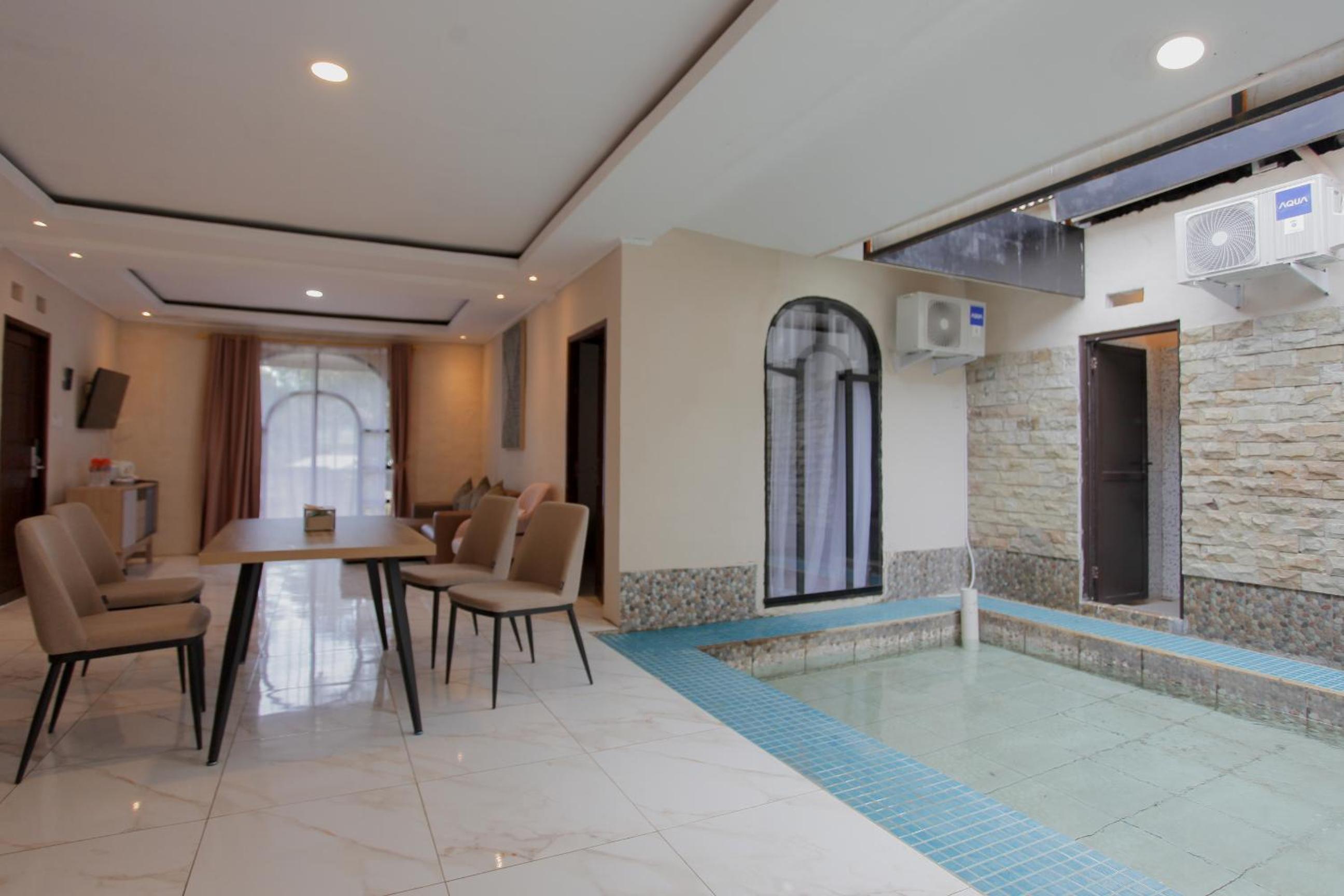 Standard Family Room - Photo 2