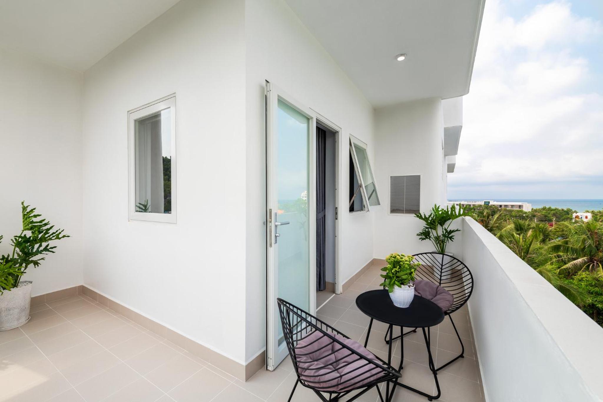 Deluxe Double Room with Balcony - Photo 34