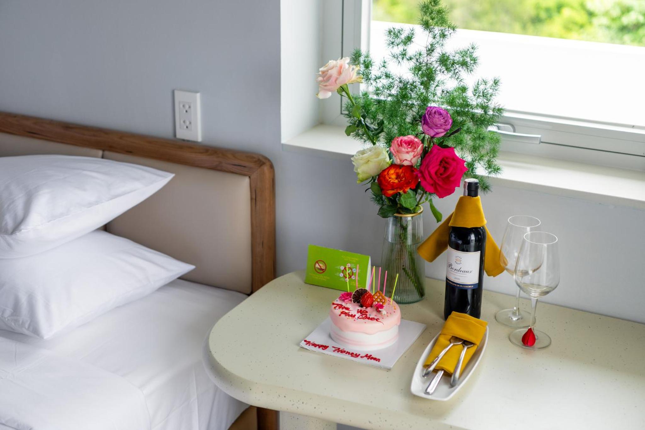 Deluxe Double Room with Balcony - Photo 21