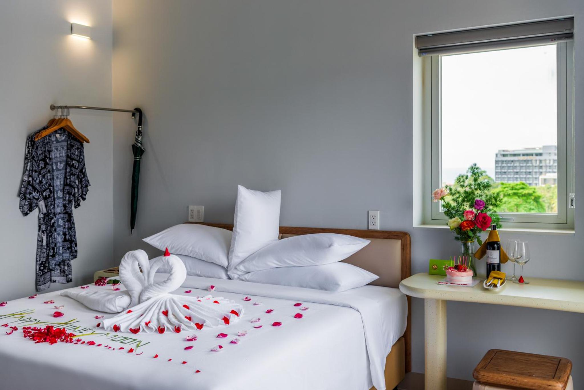 Deluxe Double Room with Balcony - Photo 23
