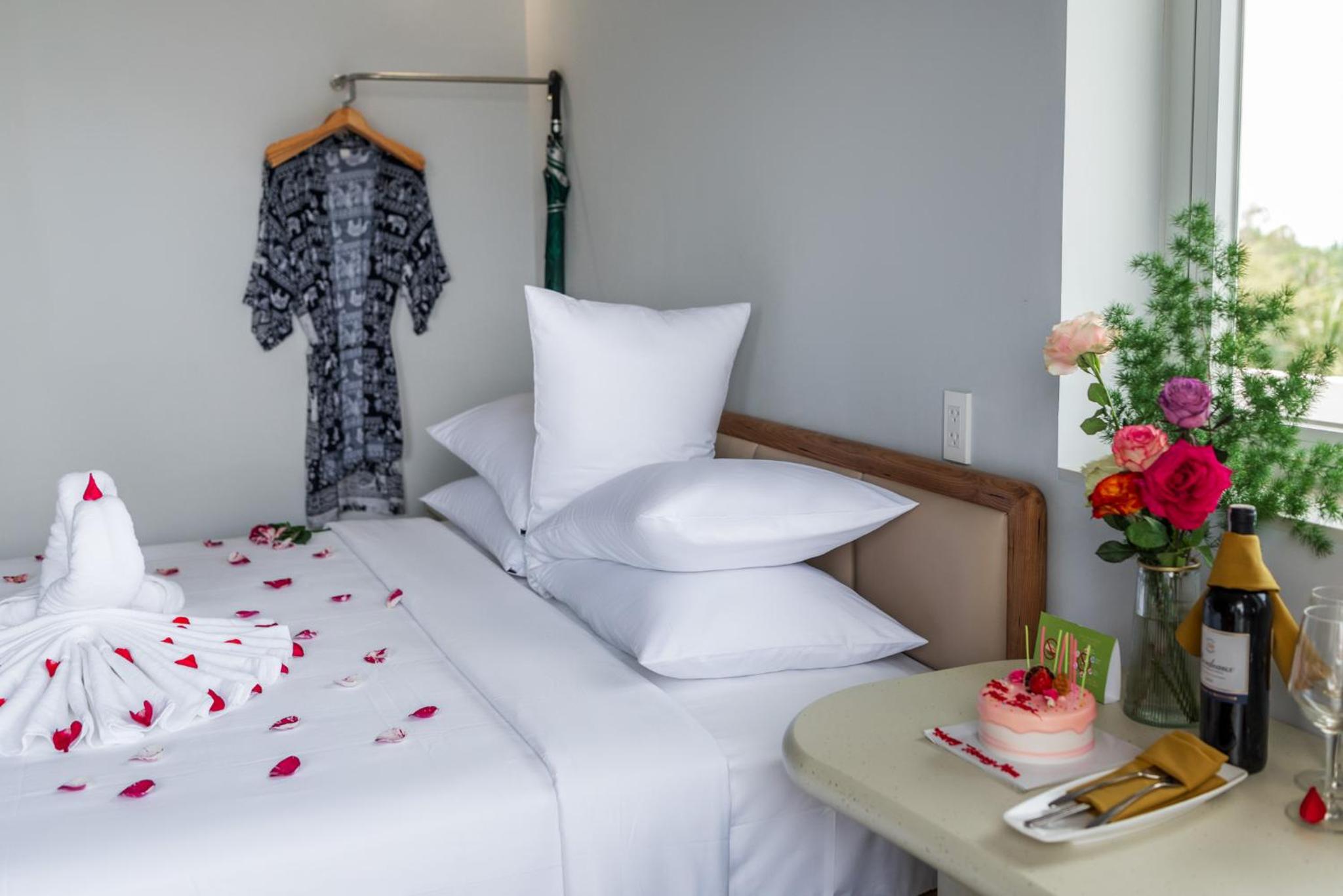 Deluxe Double Room with Balcony - Photo 24