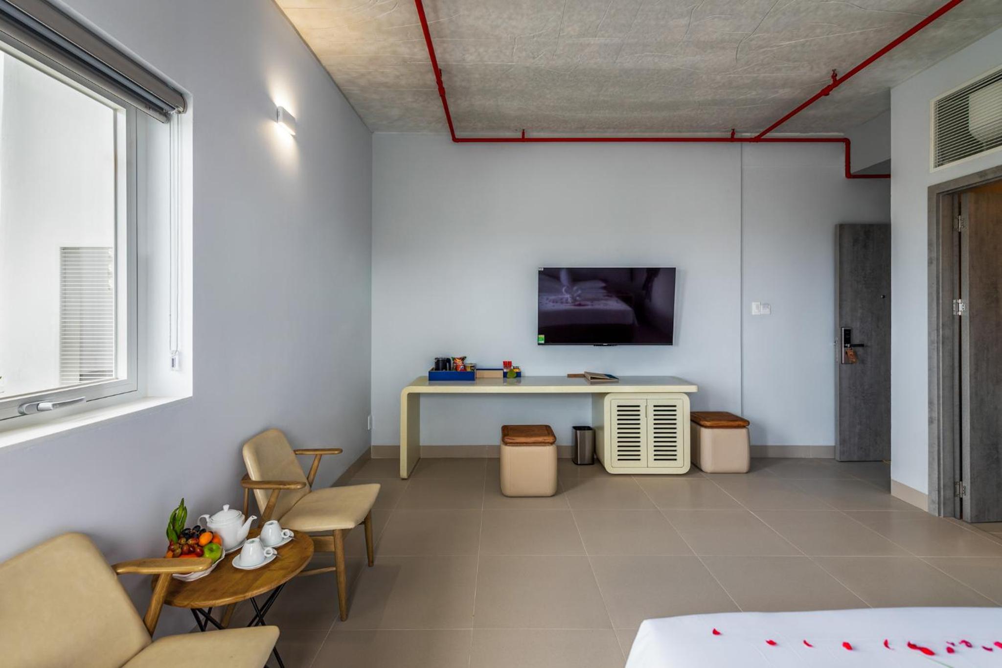 Deluxe Double Room with Balcony - Photo 25