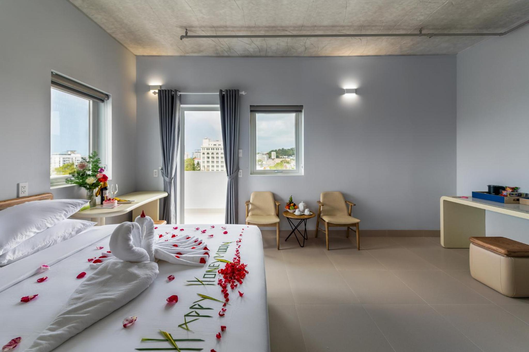 Deluxe Double Room with Balcony - Photo 9
