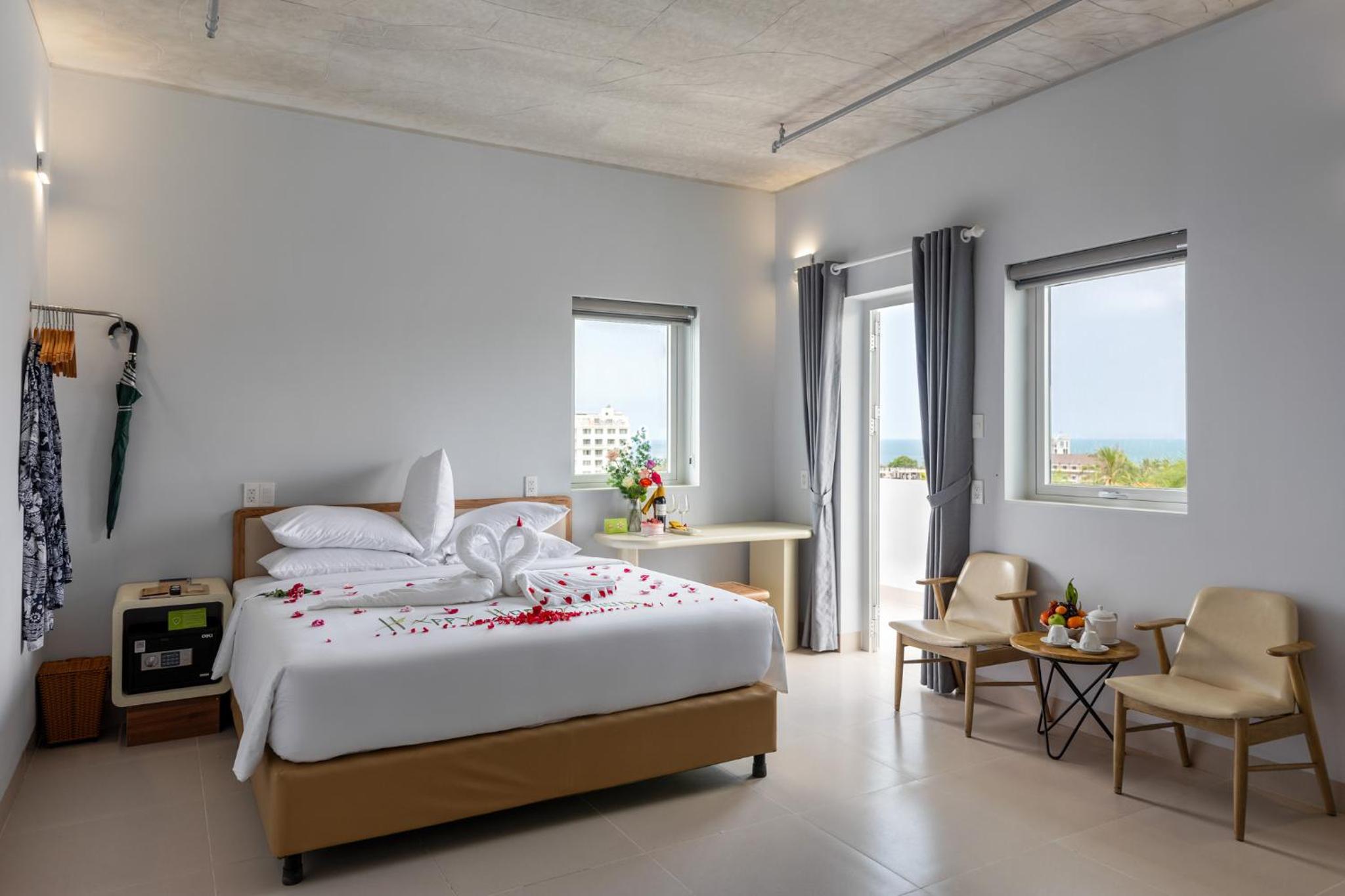 Deluxe Double Room with Balcony - Photo 3