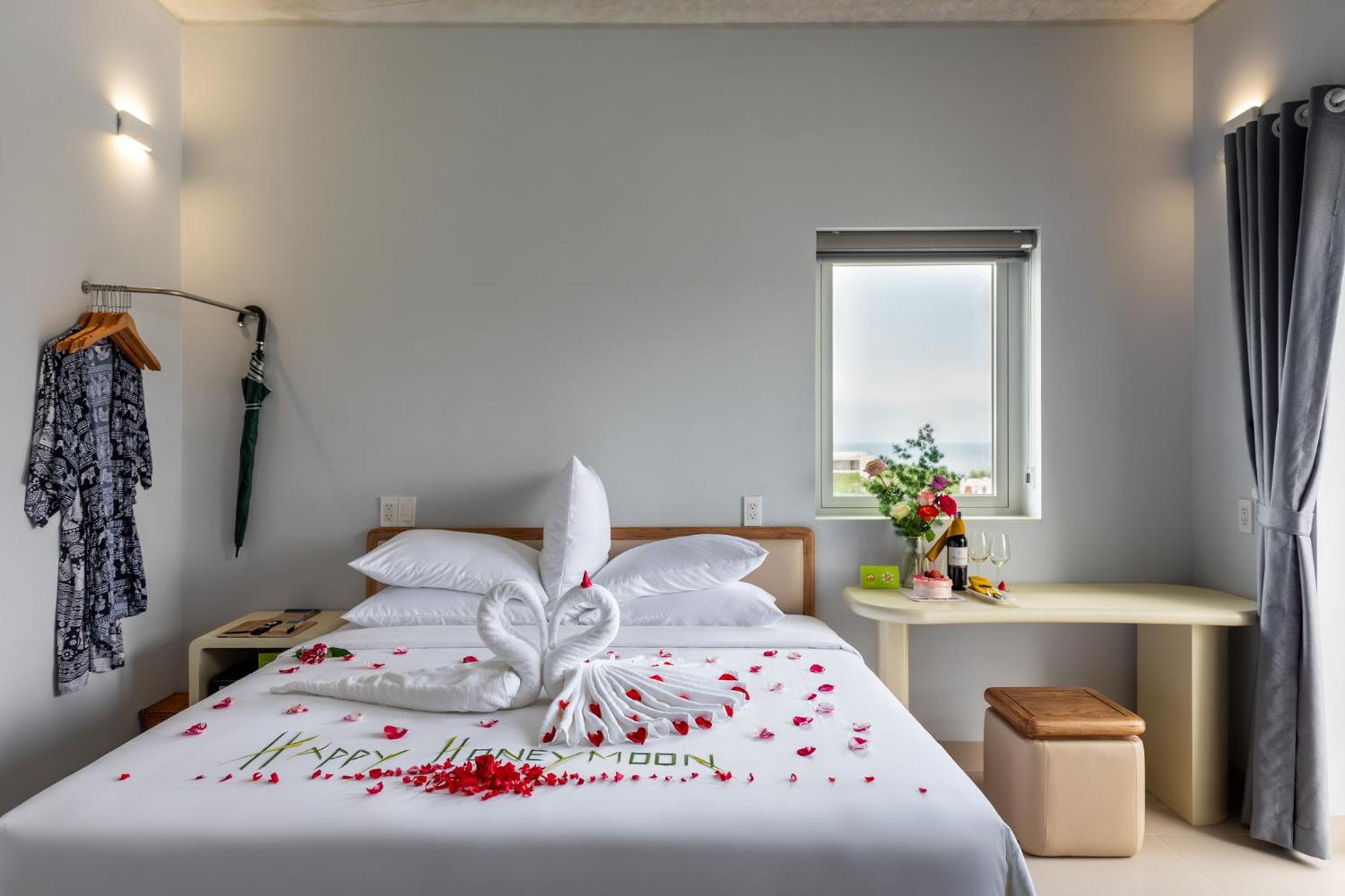 Deluxe Double Room with Balcony - Photo 28