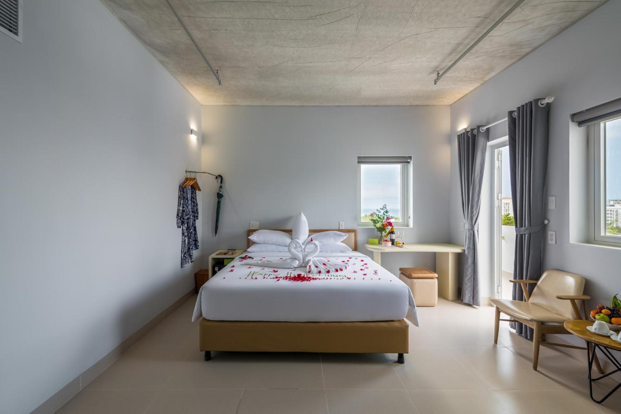 Deluxe Double Room with Balcony - Photo 2