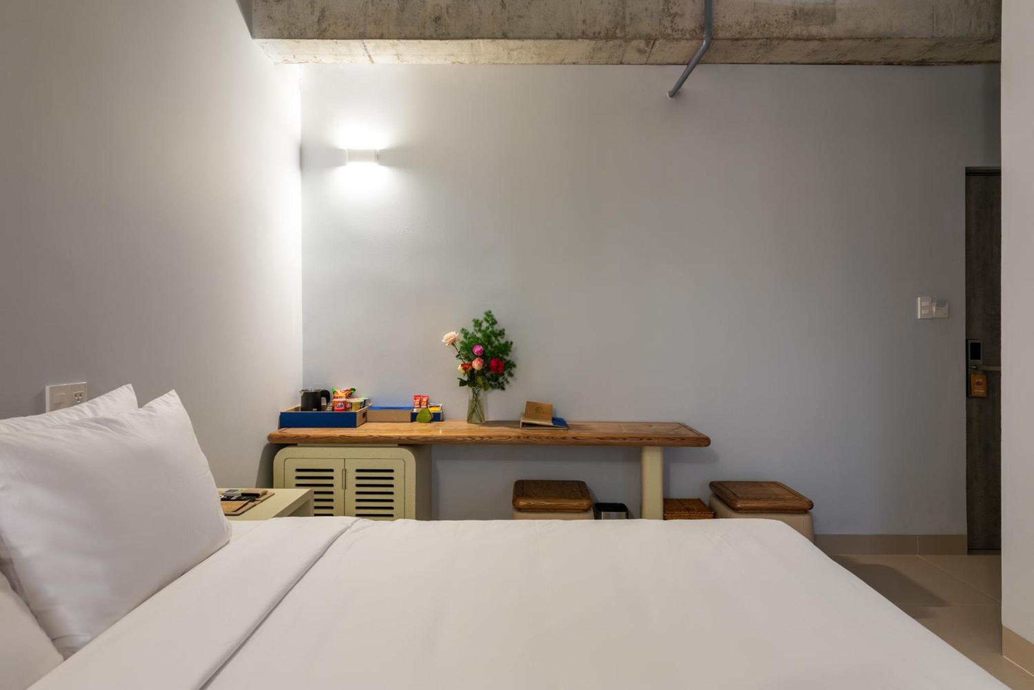Deluxe Double Room with Balcony - Photo 16