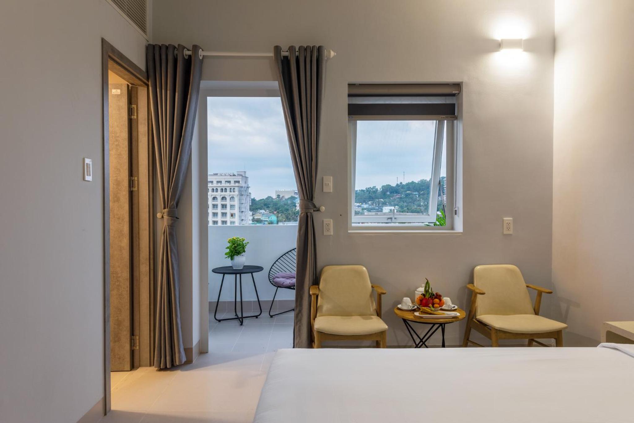 Deluxe Double Room with Balcony - Photo 4