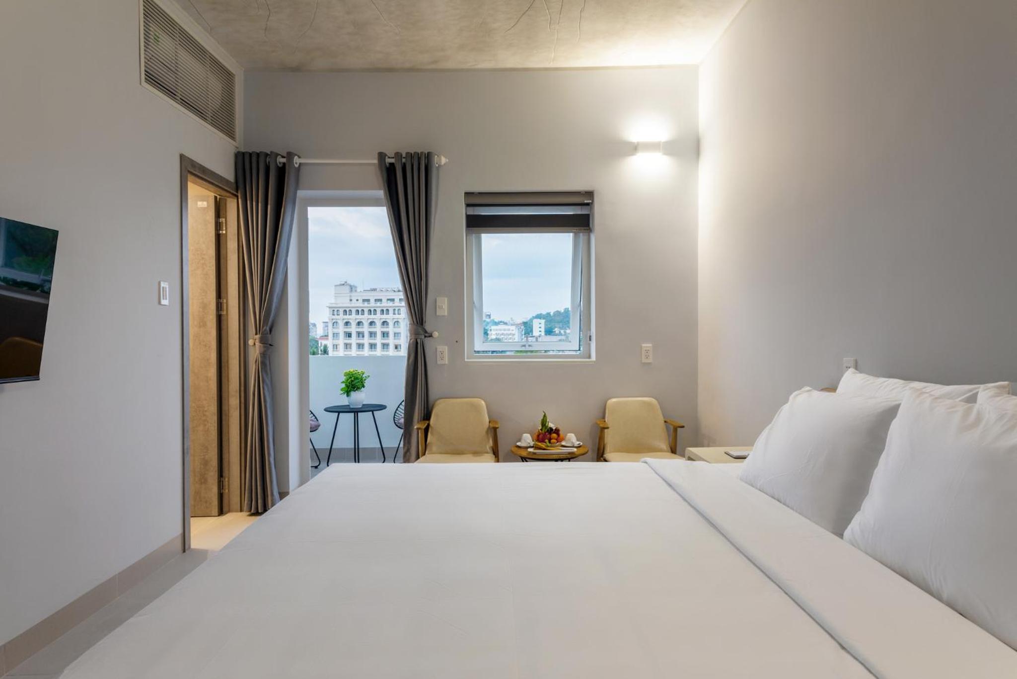 Deluxe Double Room with Balcony - Photo 18