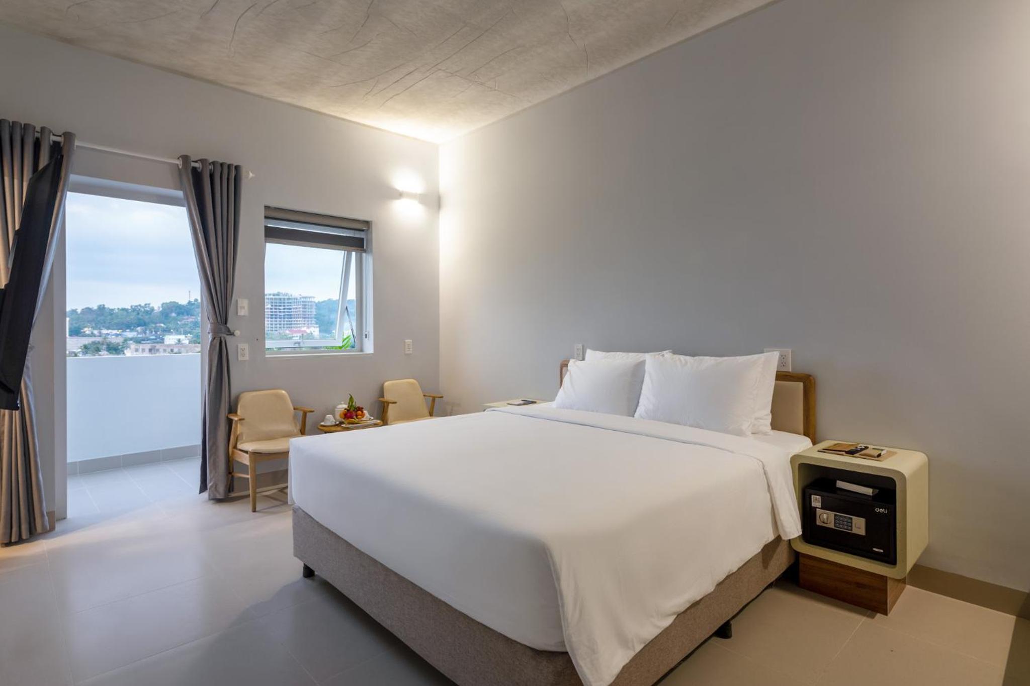 Deluxe Double Room with Balcony - Photo 19