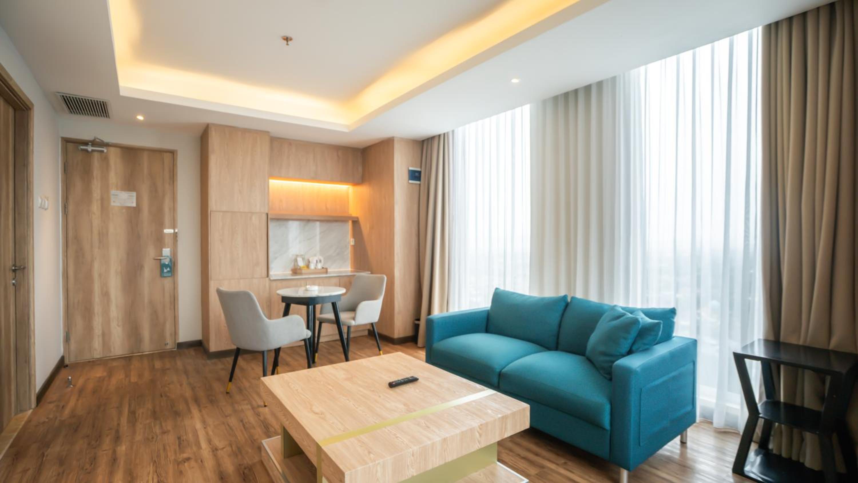 Executive Suite - Photo 9