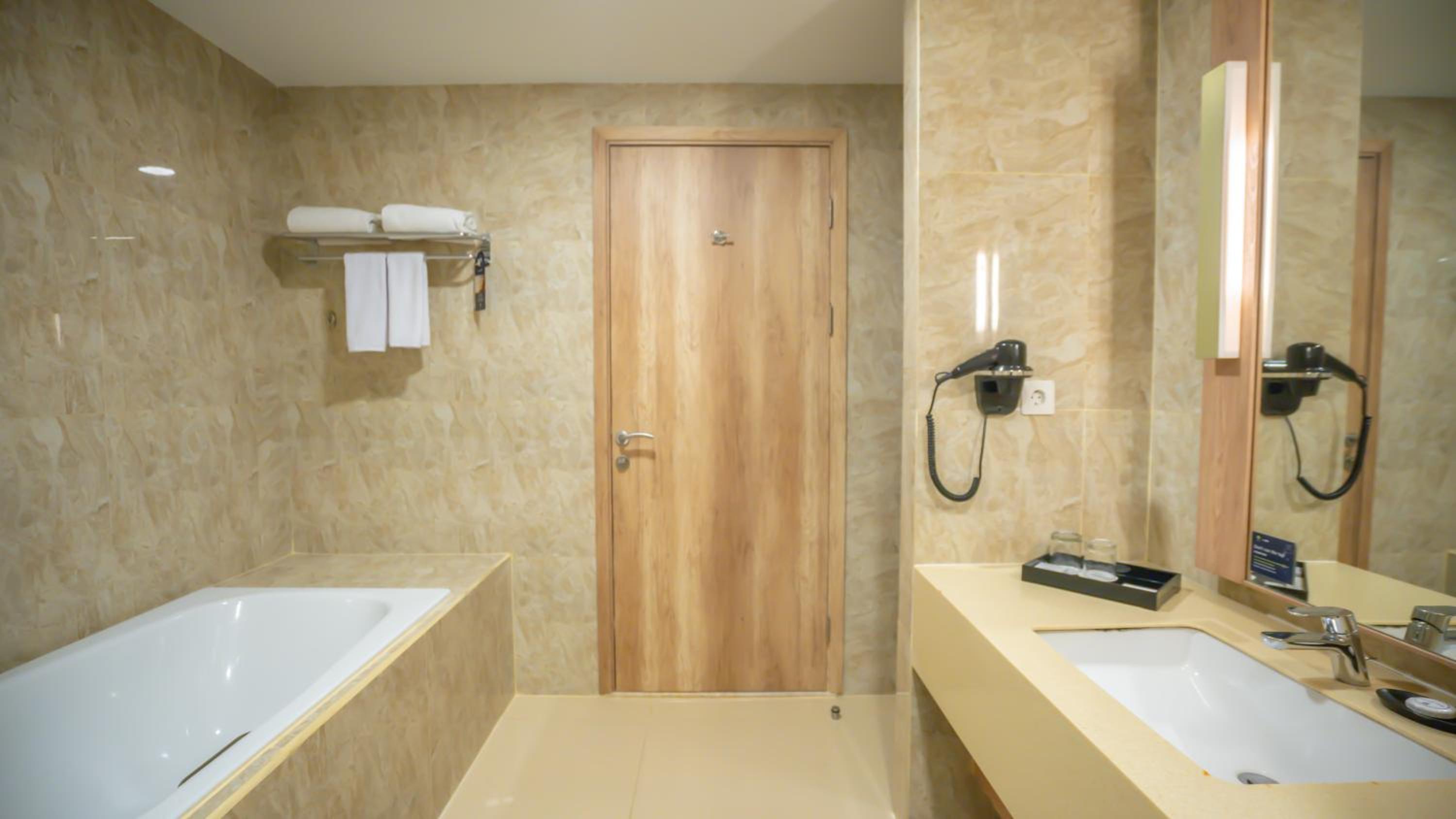 Executive Suite - Photo 5