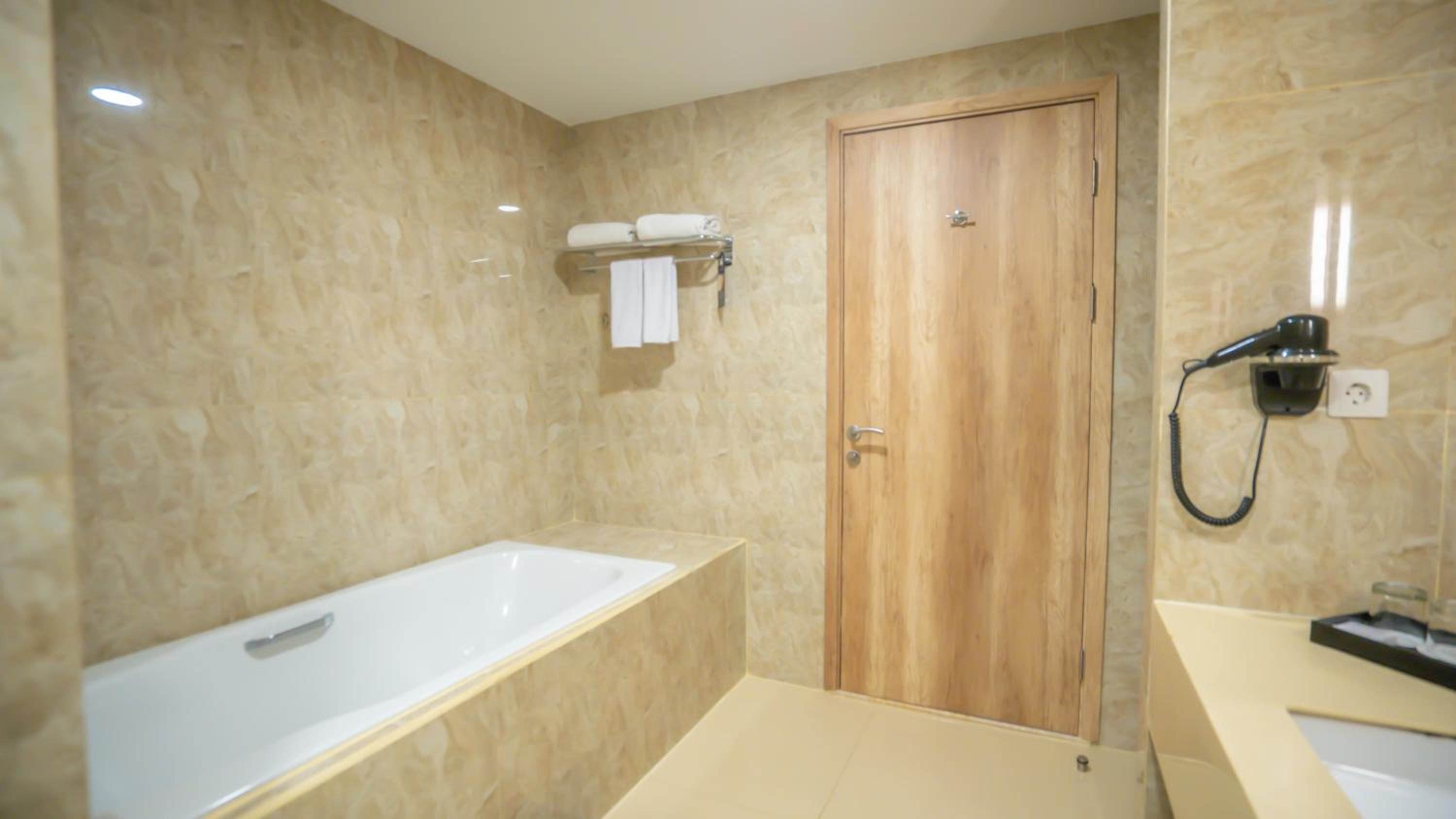 Executive Suite - Photo 2