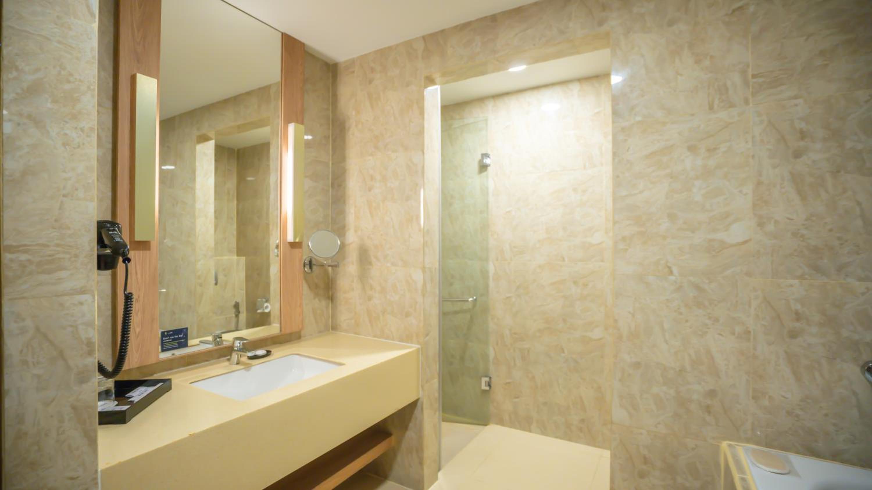Executive Suite - Photo 4