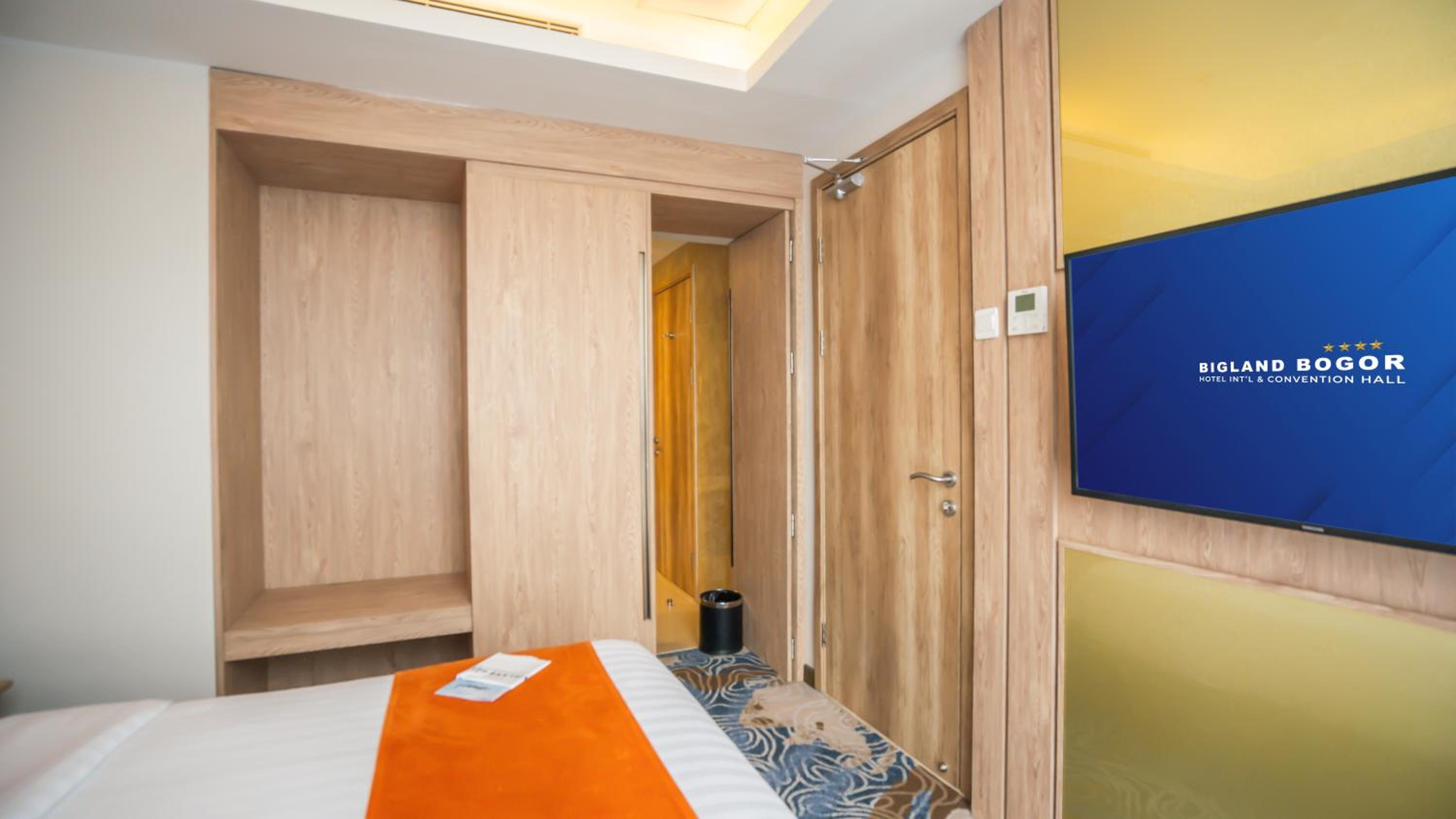 Executive Suite - Photo 13