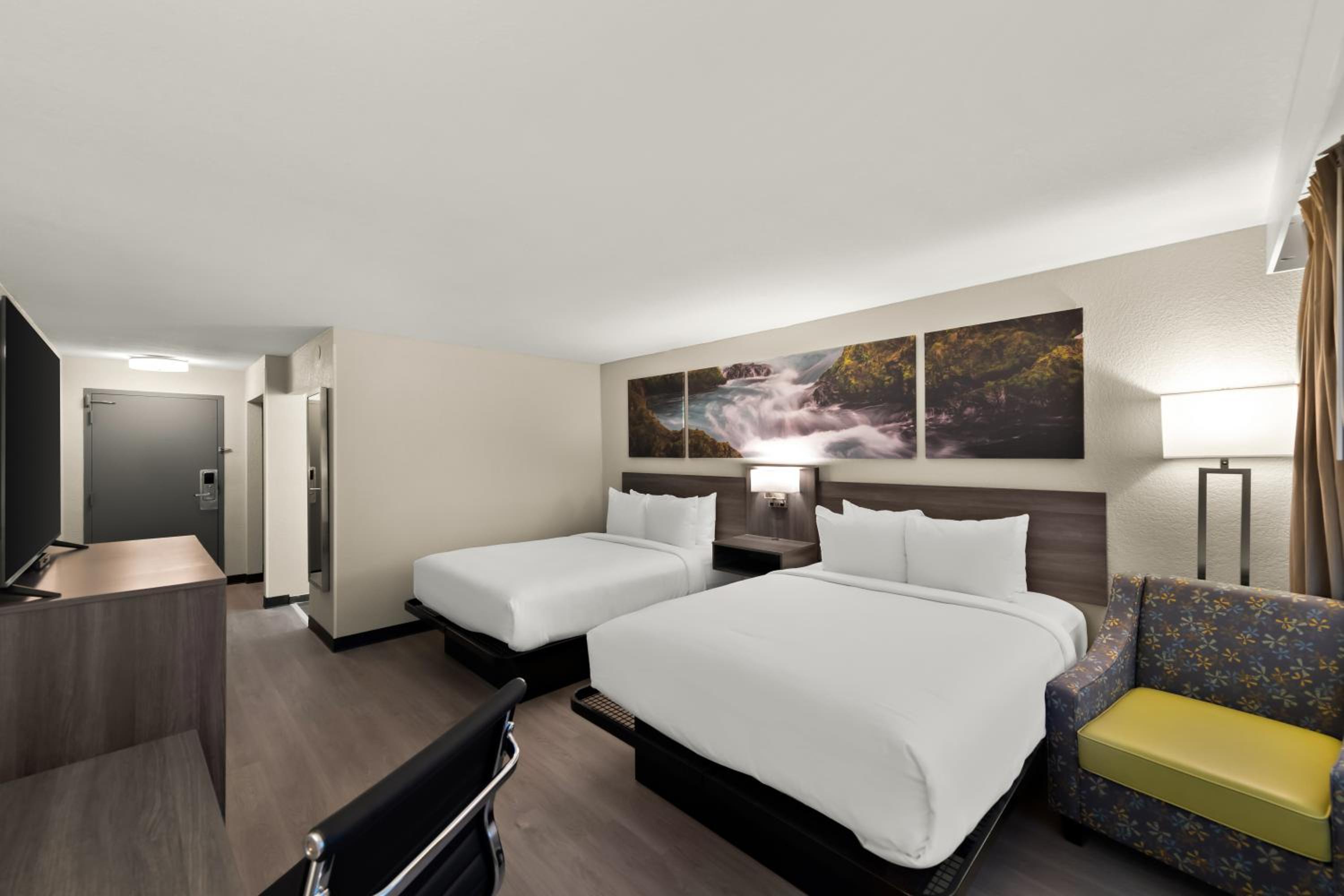 Queen Room with Two Queen Beds - Pet Friendly/Non-Smoking photo 3