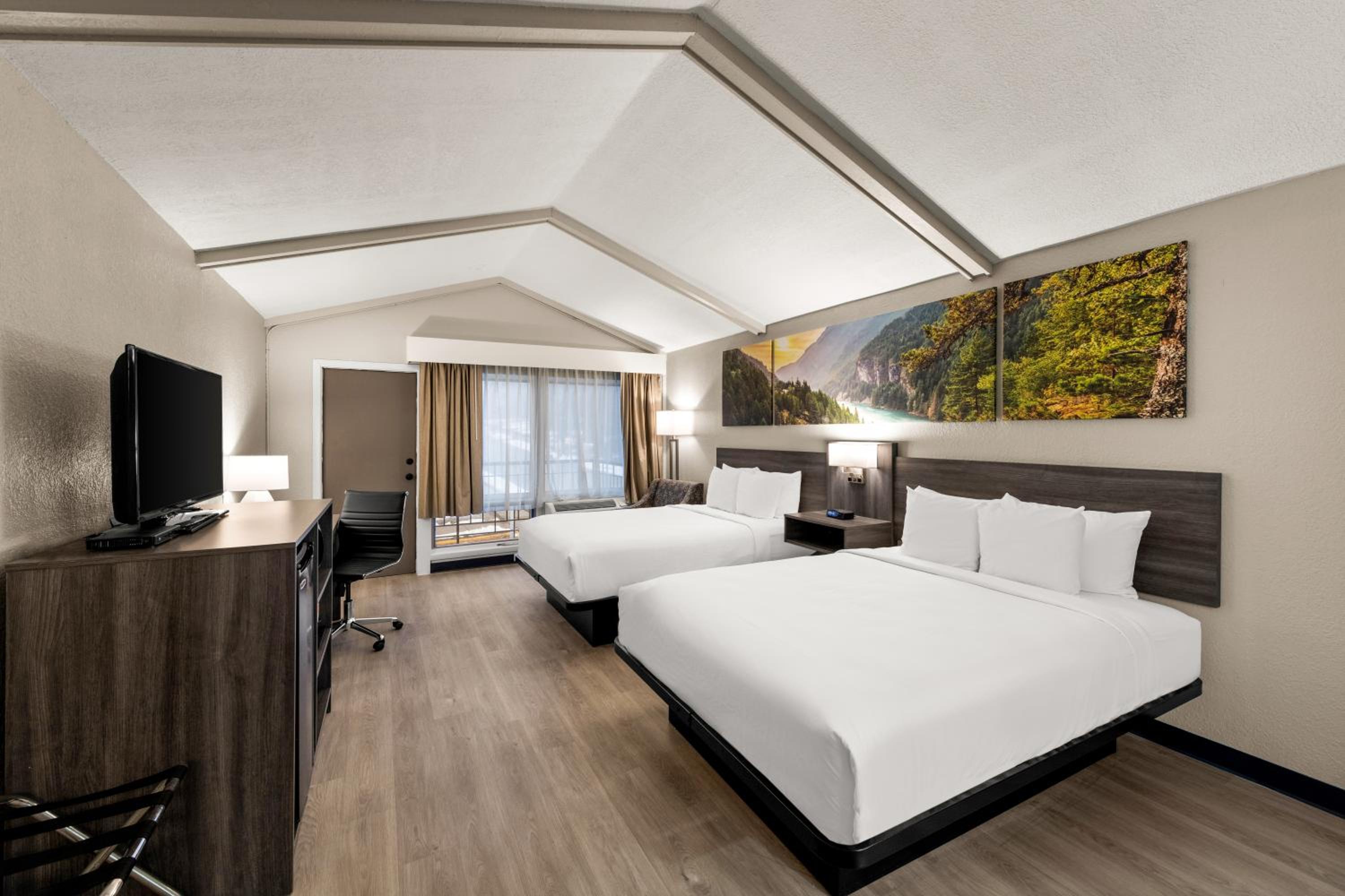 Queen Room with Two Queen Beds - Mobility Access/Non-Smoking photo 2