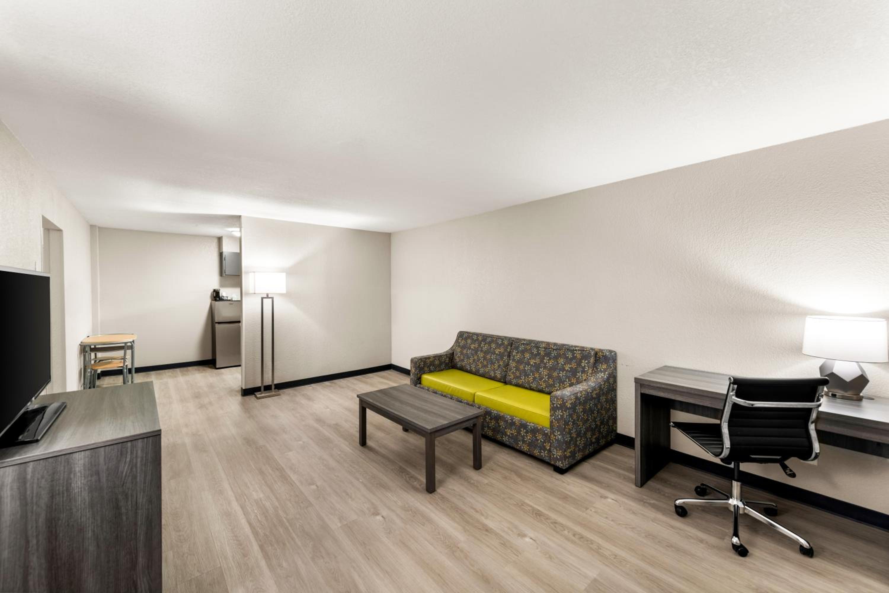 King Suite with Living Room - Non Smoking photo 3