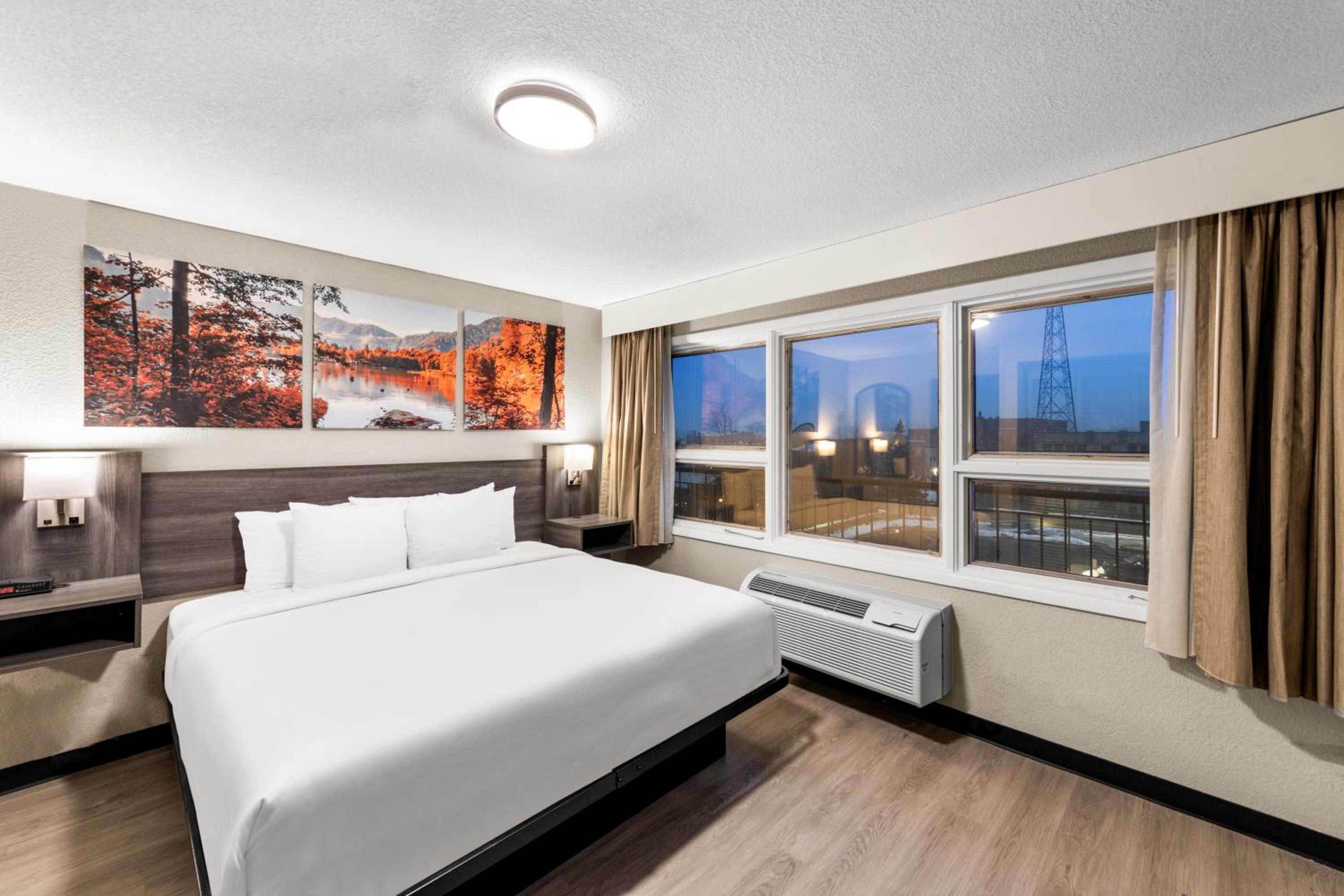 King Suite with Living Room - Non Smoking photo 2
