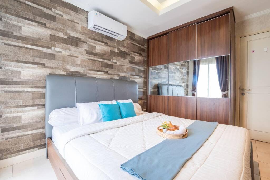 One-Bedroom Apartment - Photo 1
