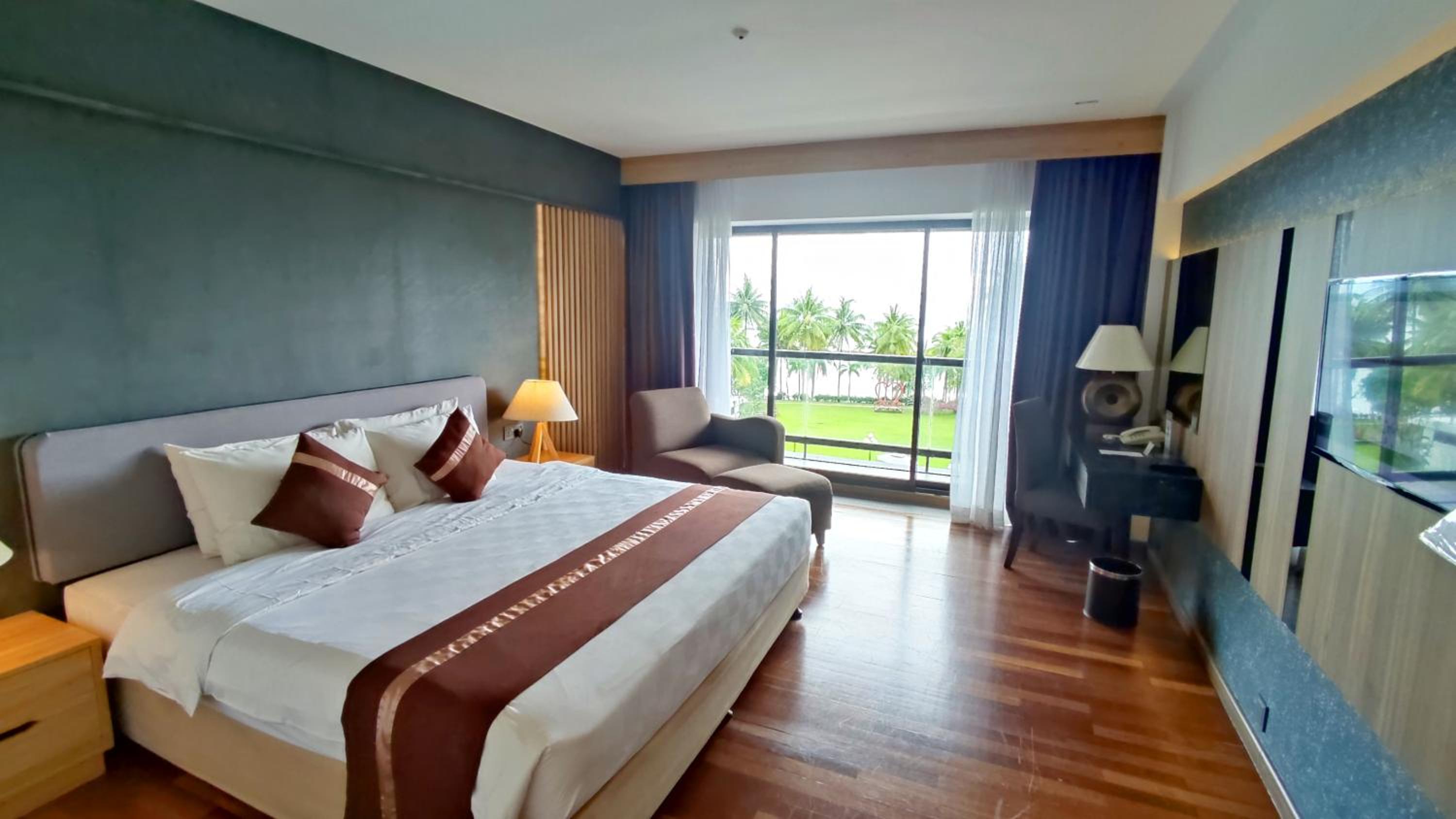 Deluxe Double or Twin Room with Free Shuttle from Nongsapura Ferry Terminal - Photo 1
