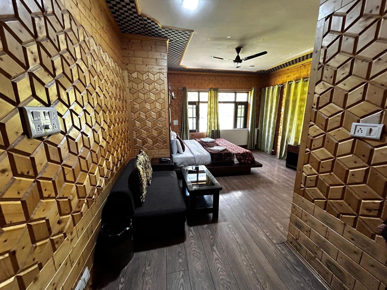 Queen Room With Balcony photo 2
