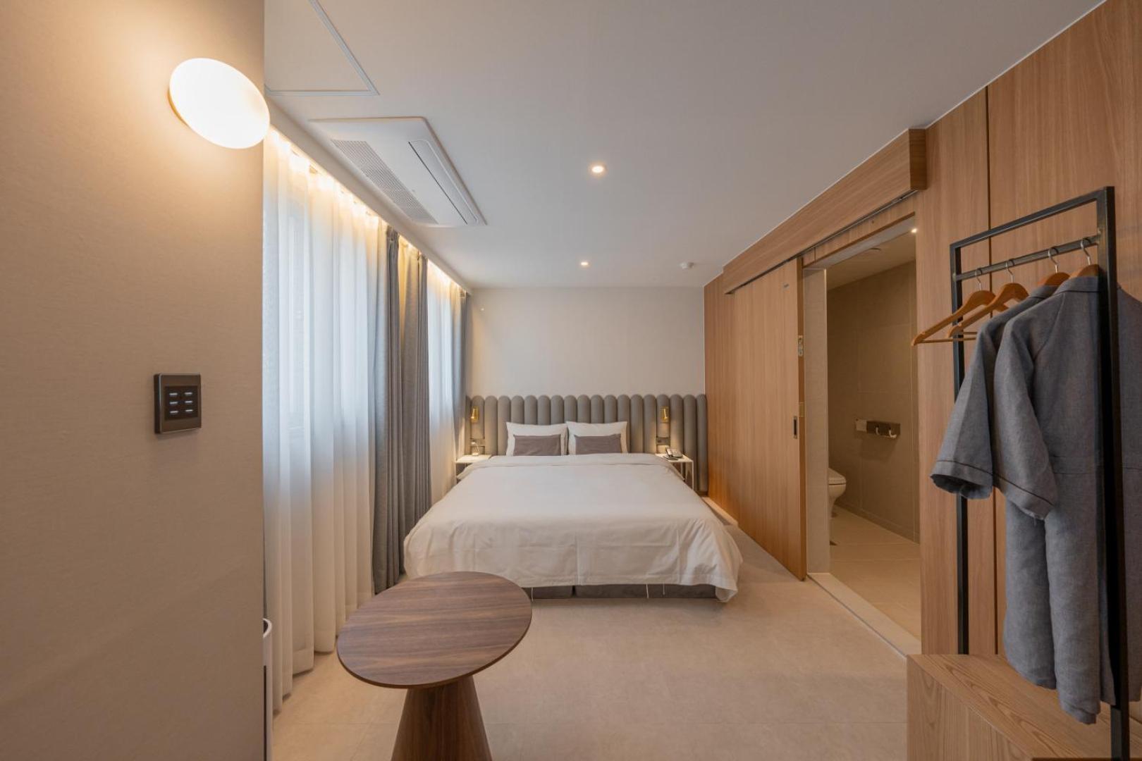 Standard Double Room - Photo 13