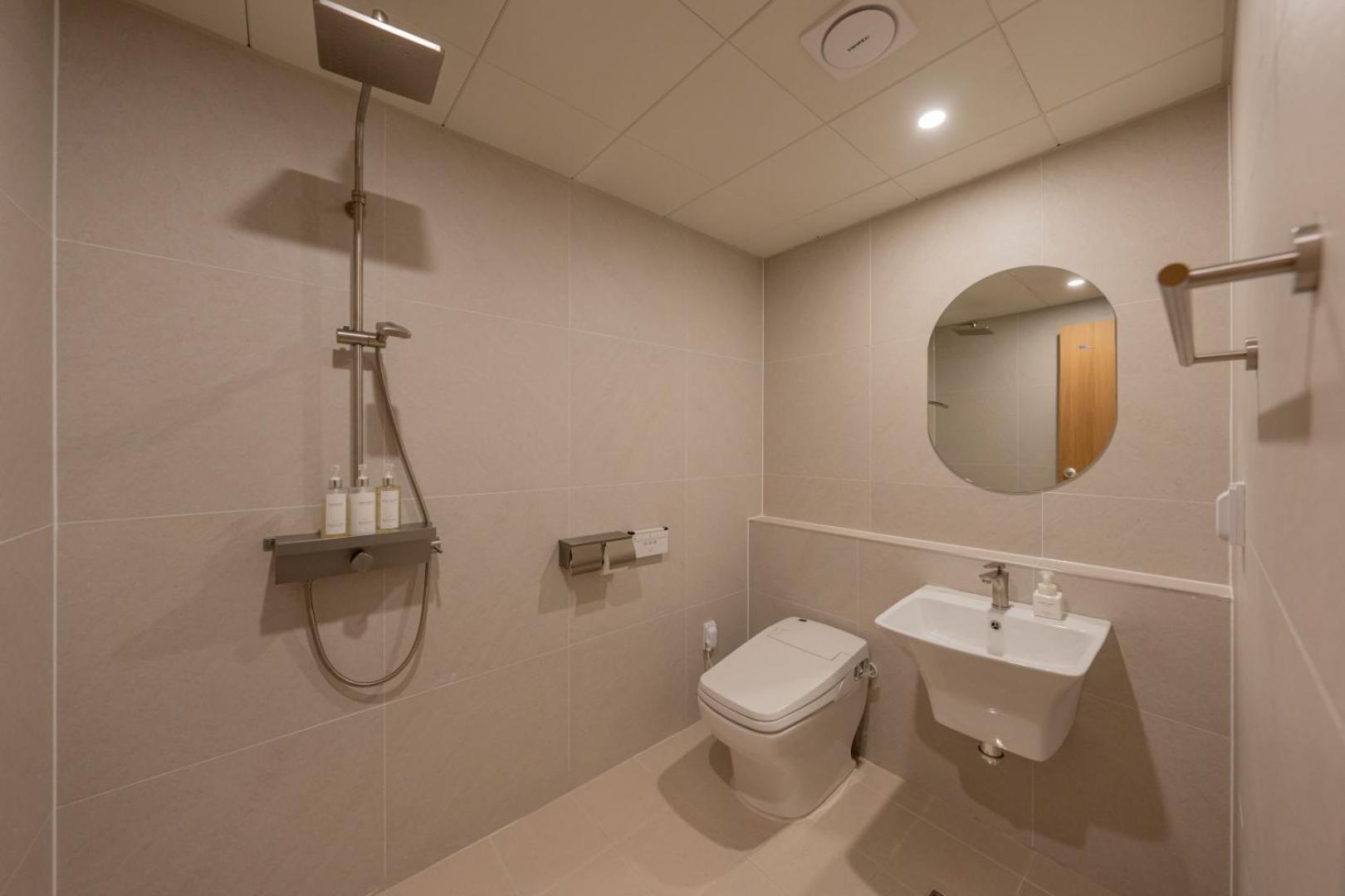 Standard Double Room - Photo 9