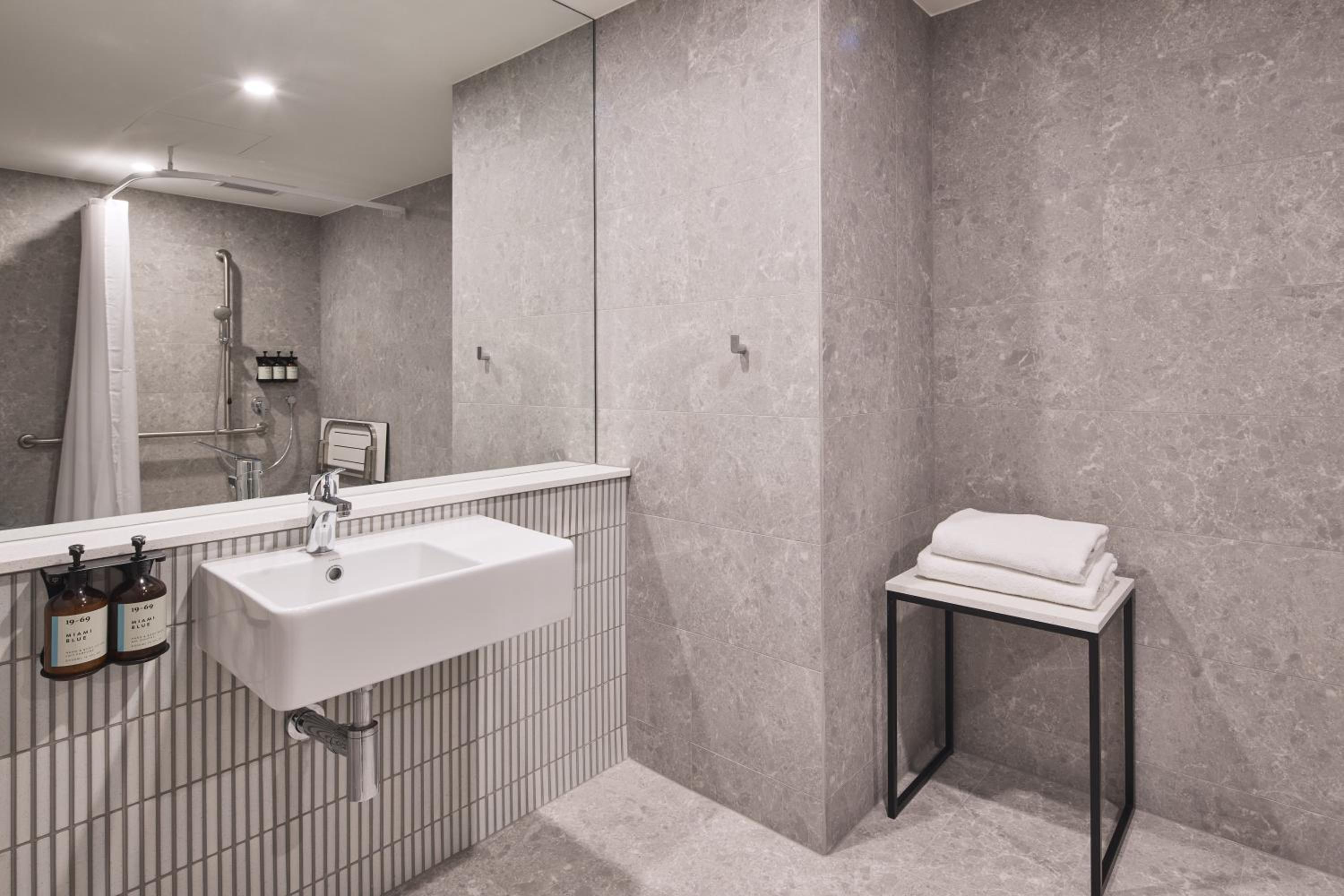 Queen Room - Disability Access - Photo 3