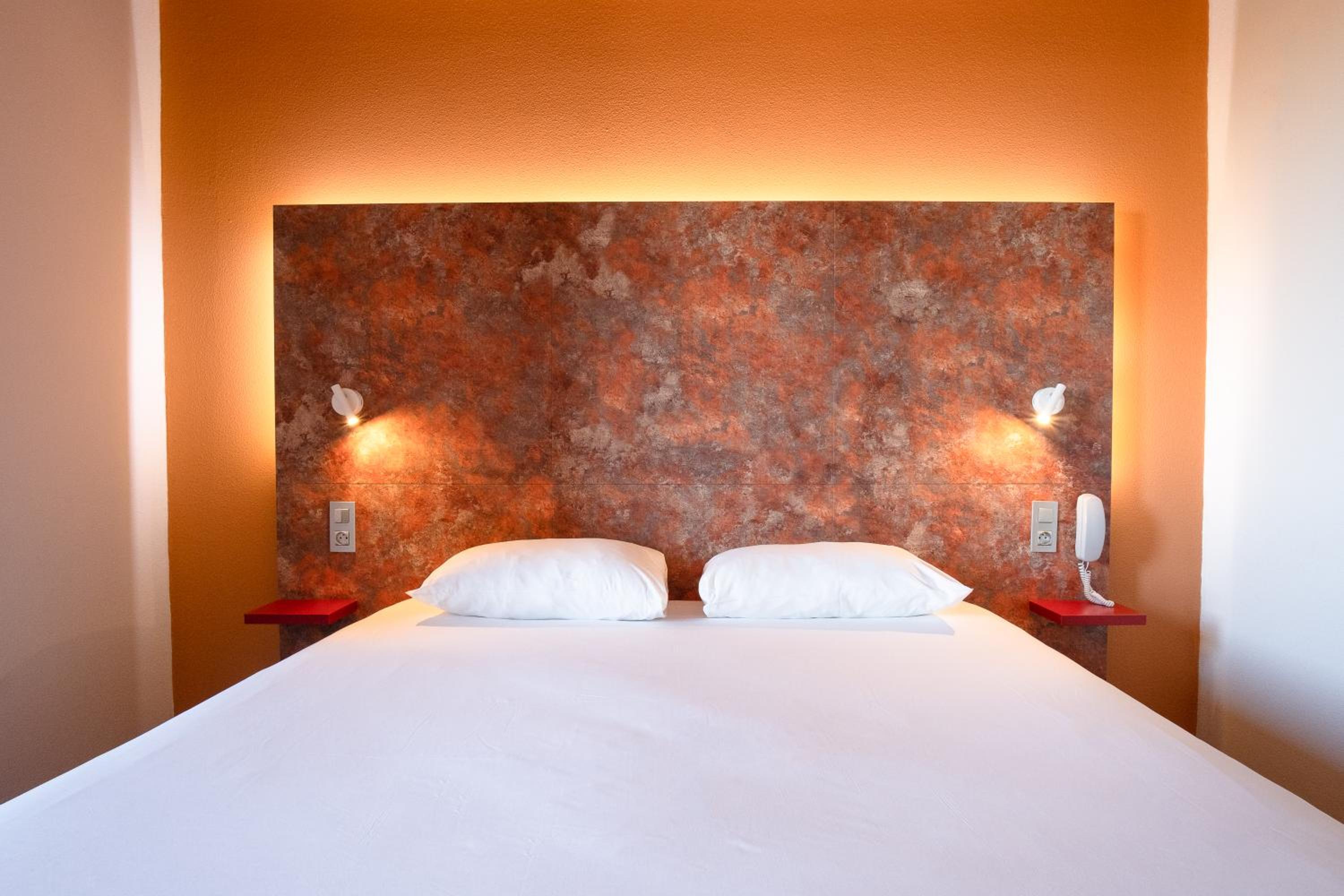 Room with a Double Bed and Twin Beds - Photo 3