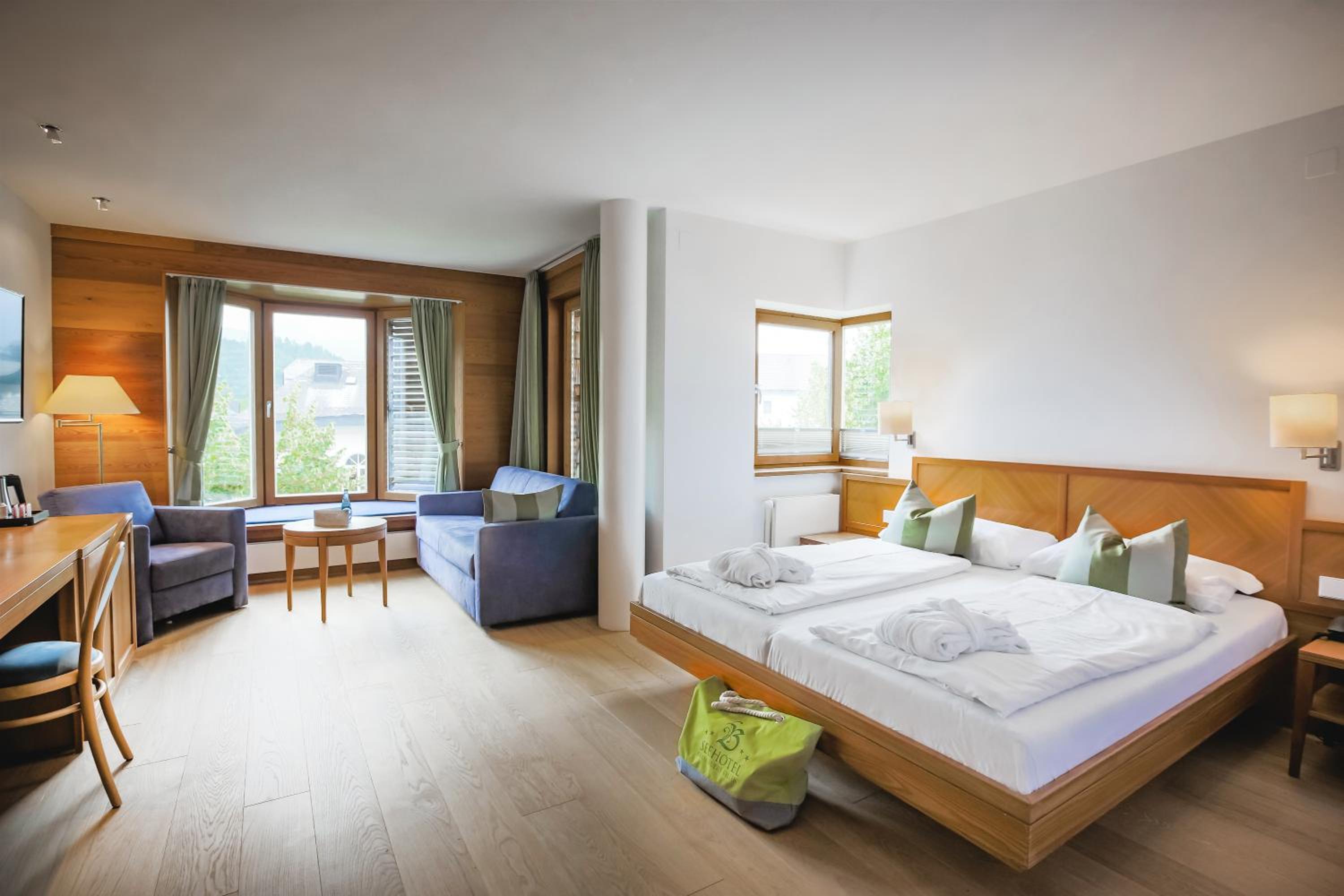 Double Room with Lake View - Photo 4