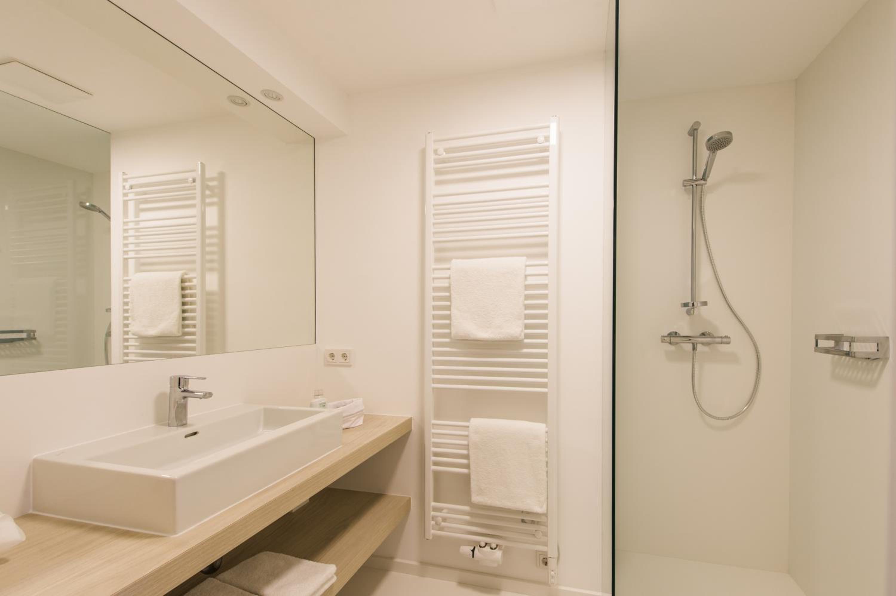Double Room with Lake View - Photo 6